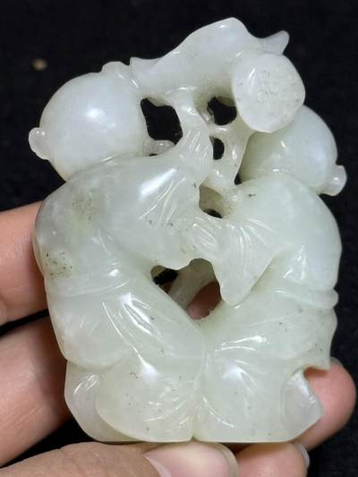 和田玉和合二仙摆件
高约7cm，宽约5.5cm，厚约2.8cm，
玉质温润，雕工细致，童子献寿造型，寓意美好
老玉回流，品相以图为准，局部有自然沁色和包浆
适合收藏或案头摆放