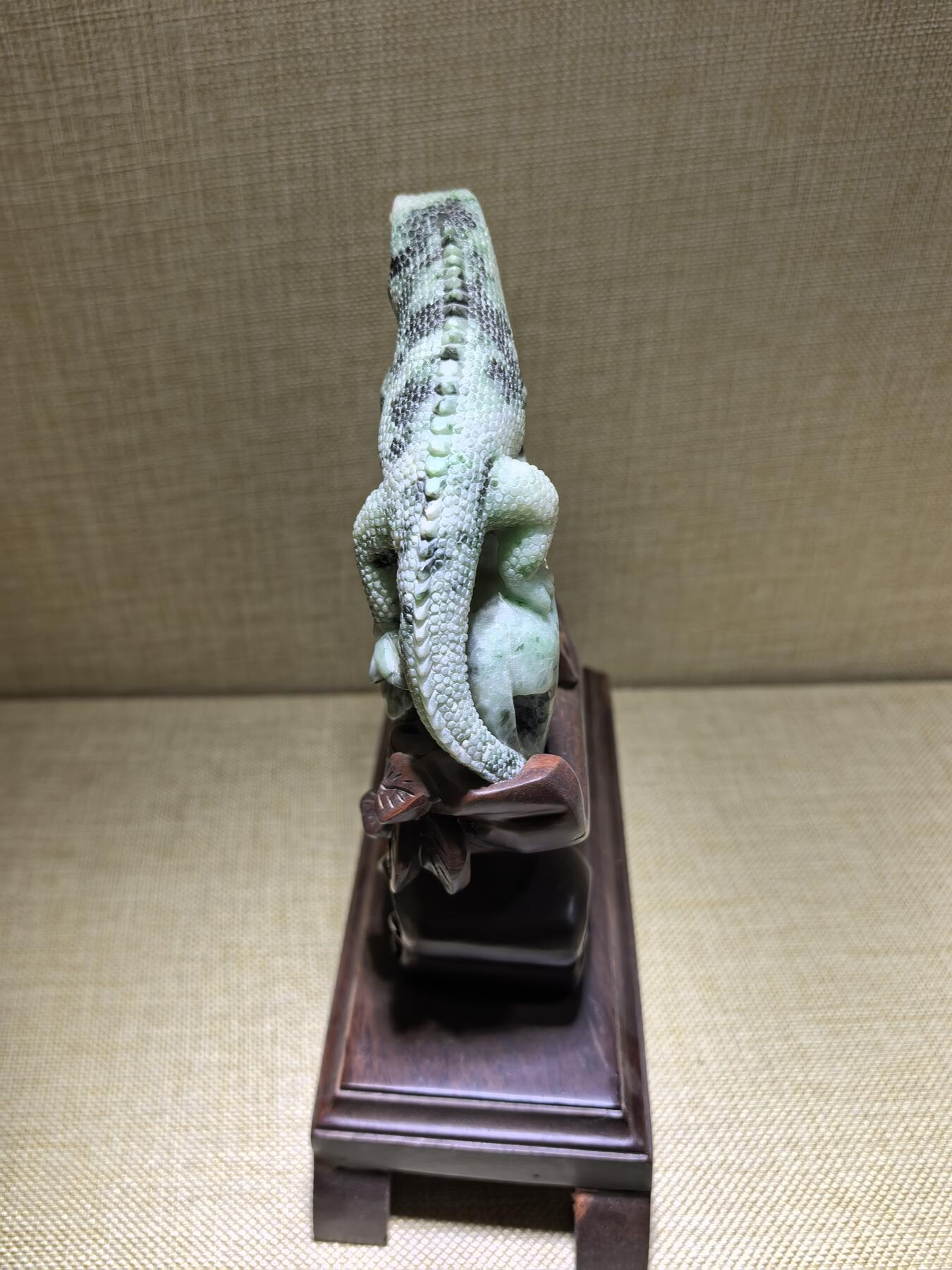 纯天然翡翠，今非昔比、步步高升、生生不息摆件，“蜥”谐音“吸亿”，有吸纳财富之意；另因其古称“土龙”，也带有吉祥、平安的象征。含底座高21.7cm宽17.8cm厚8cm乔迁，办公，最佳馈赠伴手礼。