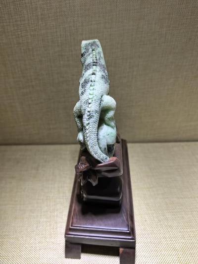 纯天然翡翠，今非昔比、步步高升、生生不息摆件，“蜥”谐音“吸亿”，有吸纳财富之意；另因其古称“土龙”，也带有吉祥、平安的象征。含底座高21.7cm宽17.8cm厚8cm乔迁，办公，最佳馈赠伴手礼。