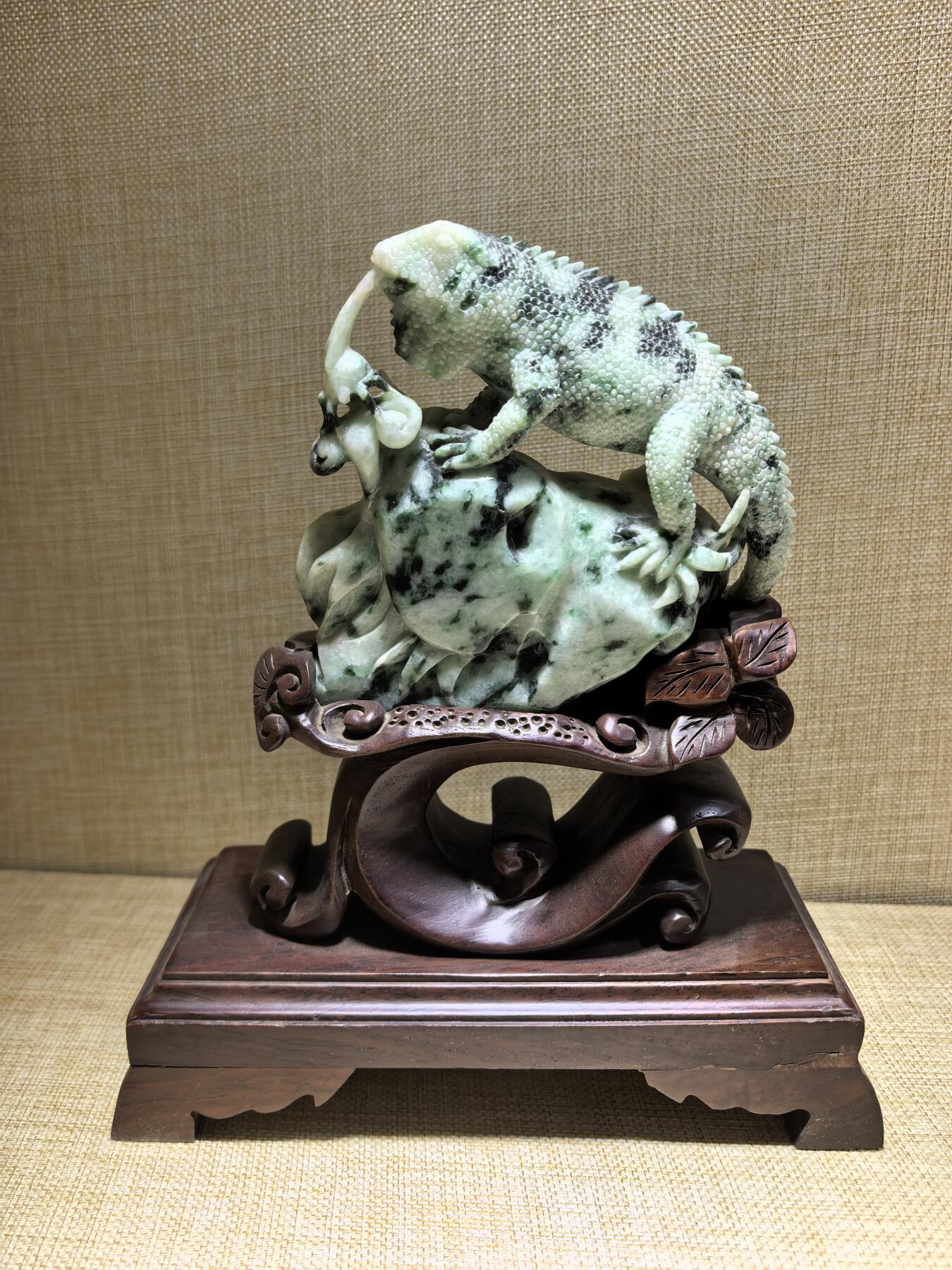 纯天然翡翠，今非昔比、步步高升、生生不息摆件，“蜥”谐音“吸亿”，有吸纳财富之意；另因其古称“土龙”，也带有吉祥、平安的象征。含底座高21.7cm宽17.8cm厚8cm乔迁，办公，最佳馈赠伴手礼。