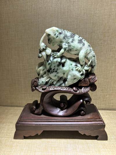 纯天然翡翠，今非昔比、步步高升、生生不息摆件，“蜥”谐音“吸亿”，有吸纳财富之意；另因其古称“土龙”，也带有吉祥、平安的象征。含底座高21.7cm宽17.8cm厚8cm乔迁，办公，最佳馈赠伴手礼。