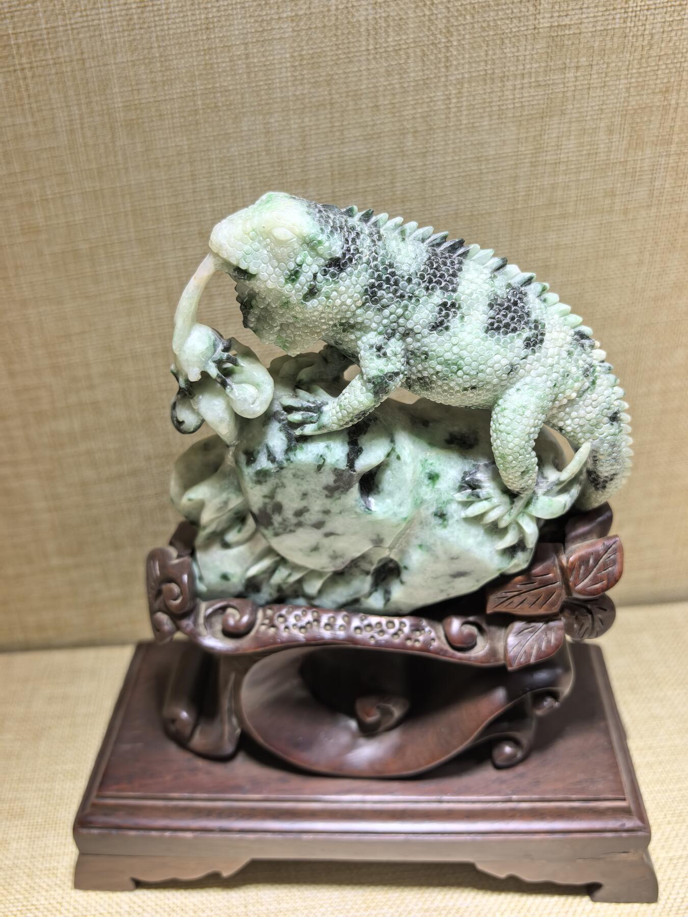 纯天然翡翠，今非昔比、步步高升、生生不息摆件，“蜥”谐音“吸亿”，有吸纳财富之意；另因其古称“土龙”，也带有吉祥、平安的象征。含底座高21.7cm宽17.8cm厚8cm乔迁，办公，最佳馈赠伴手礼。