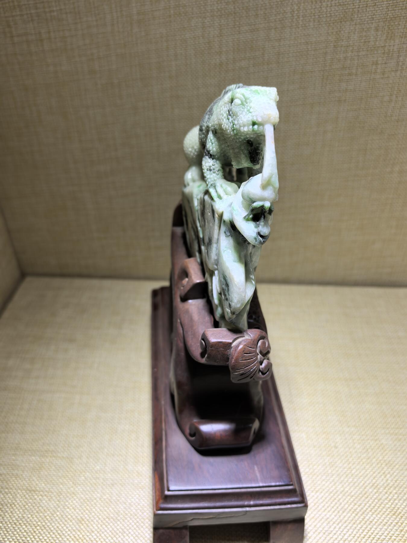 纯天然翡翠，今非昔比、步步高升、生生不息摆件，“蜥”谐音“吸亿”，有吸纳财富之意；另因其古称“土龙”，也带有吉祥、平安的象征。含底座高21.7cm宽17.8cm厚8cm乔迁，办公，最佳馈赠伴手礼。