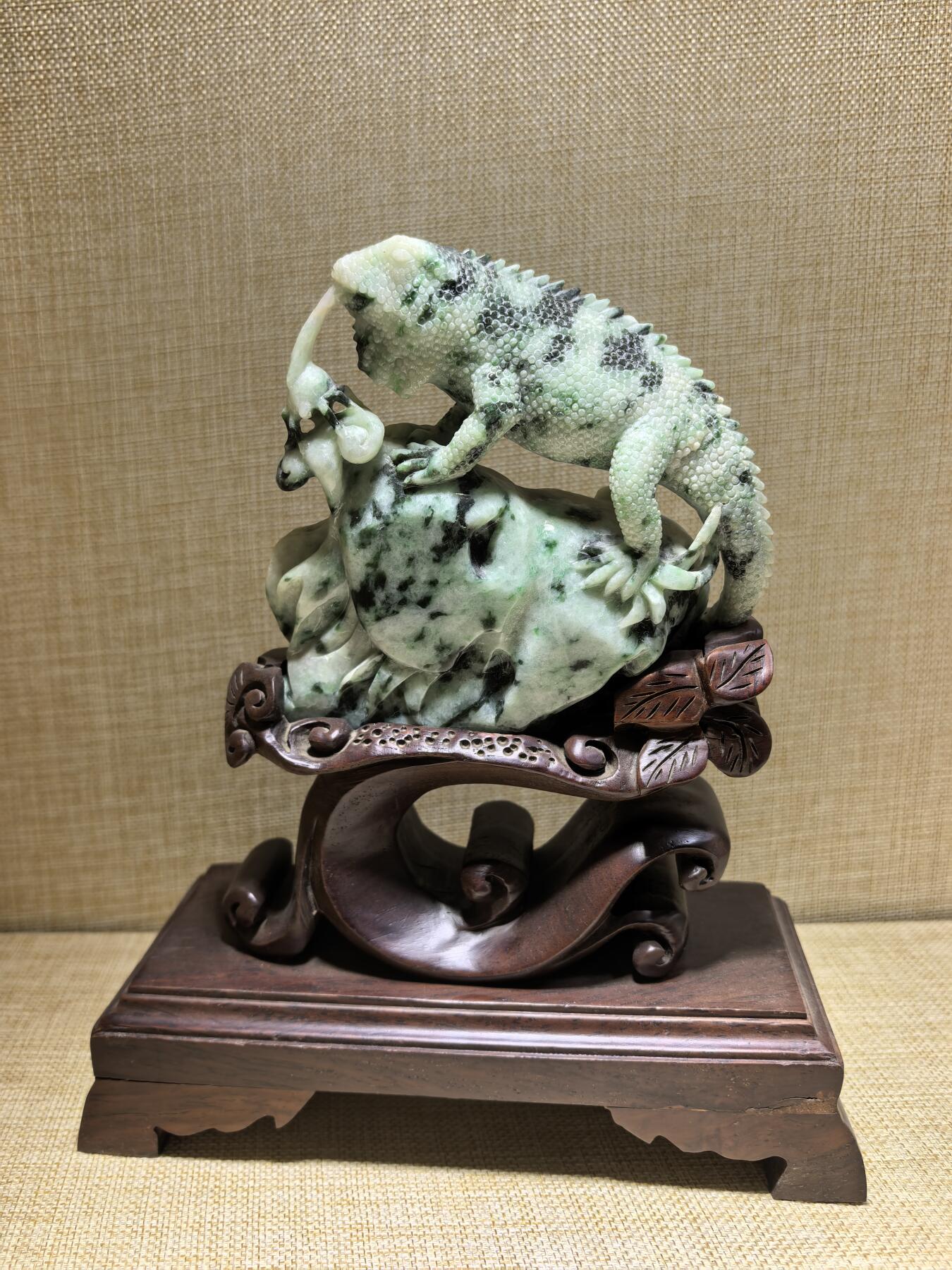 纯天然翡翠，今非昔比、步步高升、生生不息摆件，“蜥”谐音“吸亿”，有吸纳财富之意；另因其古称“土龙”，也带有吉祥、平安的象征。含底座高21.7cm宽17.8cm厚8cm乔迁，办公，最佳馈赠伴手礼。