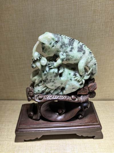 纯天然翡翠，今非昔比、步步高升、生生不息摆件，“蜥”谐音“吸亿”，有吸纳财富之意；另因其古称“土龙”，也带有吉祥、平安的象征。含底座高21.7cm宽17.8cm厚8cm乔迁，办公，最佳馈赠伴手礼。