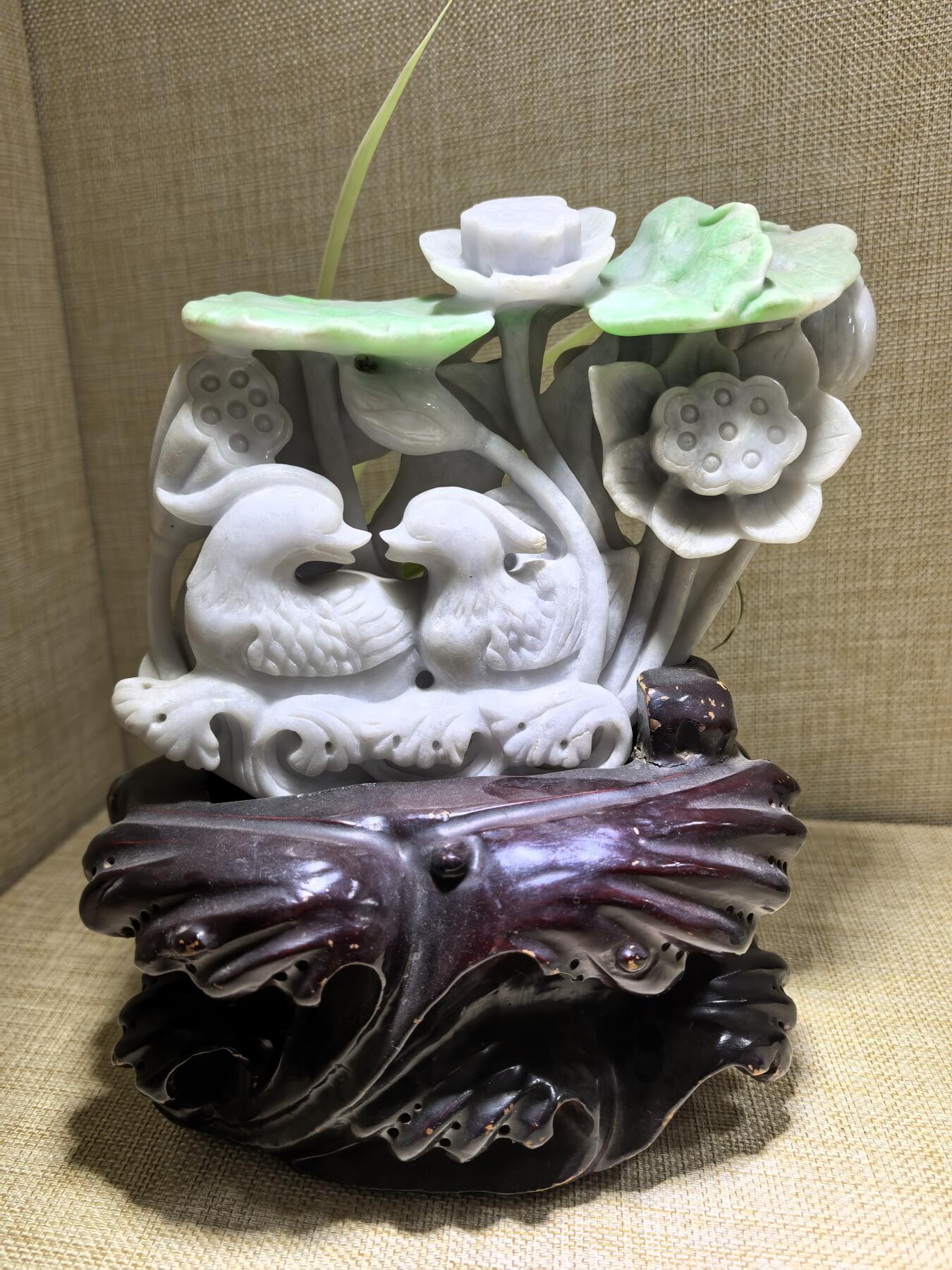 纯天然翡翠，翠绿加淡紫鸳鸯摆件，寓意美好，吉祥，新居乔迁，馈赠新人最佳伴手礼。含底座高19cm*宽16cm*厚8cm