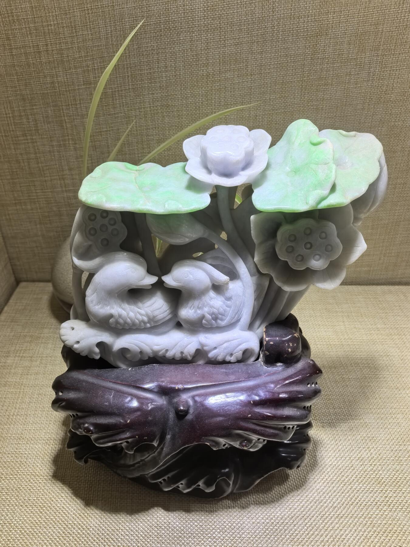 纯天然翡翠，翠绿加淡紫鸳鸯摆件，寓意美好，吉祥，新居乔迁，馈赠新人最佳伴手礼。含底座高19cm*宽16cm*厚8cm