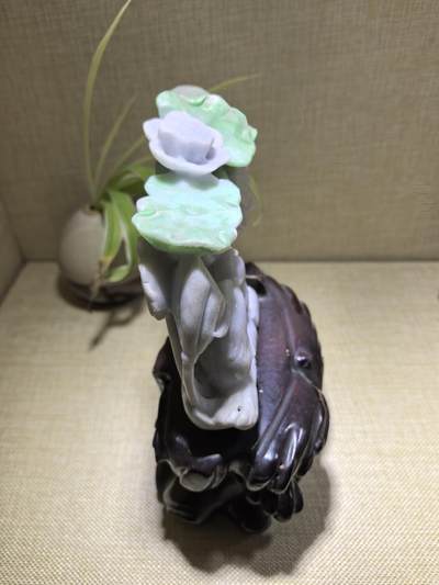 纯天然翡翠，翠绿加淡紫鸳鸯摆件，寓意美好，吉祥，新居乔迁，馈赠新人最佳伴手礼。含底座高19cm*宽16cm*厚8cm