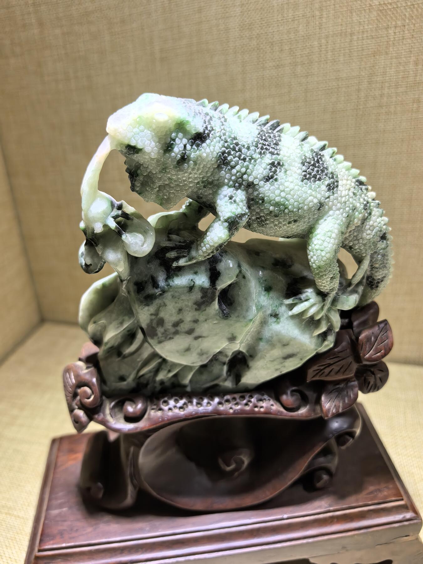 纯天然翡翠，今非昔比、步步高升、生生不息摆件，“蜥”谐音“吸亿”，有吸纳财富之意；另因其古称“土龙”，也带有吉祥、平安的象征。含底座高21.7cm宽17.8cm厚8cm乔迁，办公，最佳馈赠伴手礼。