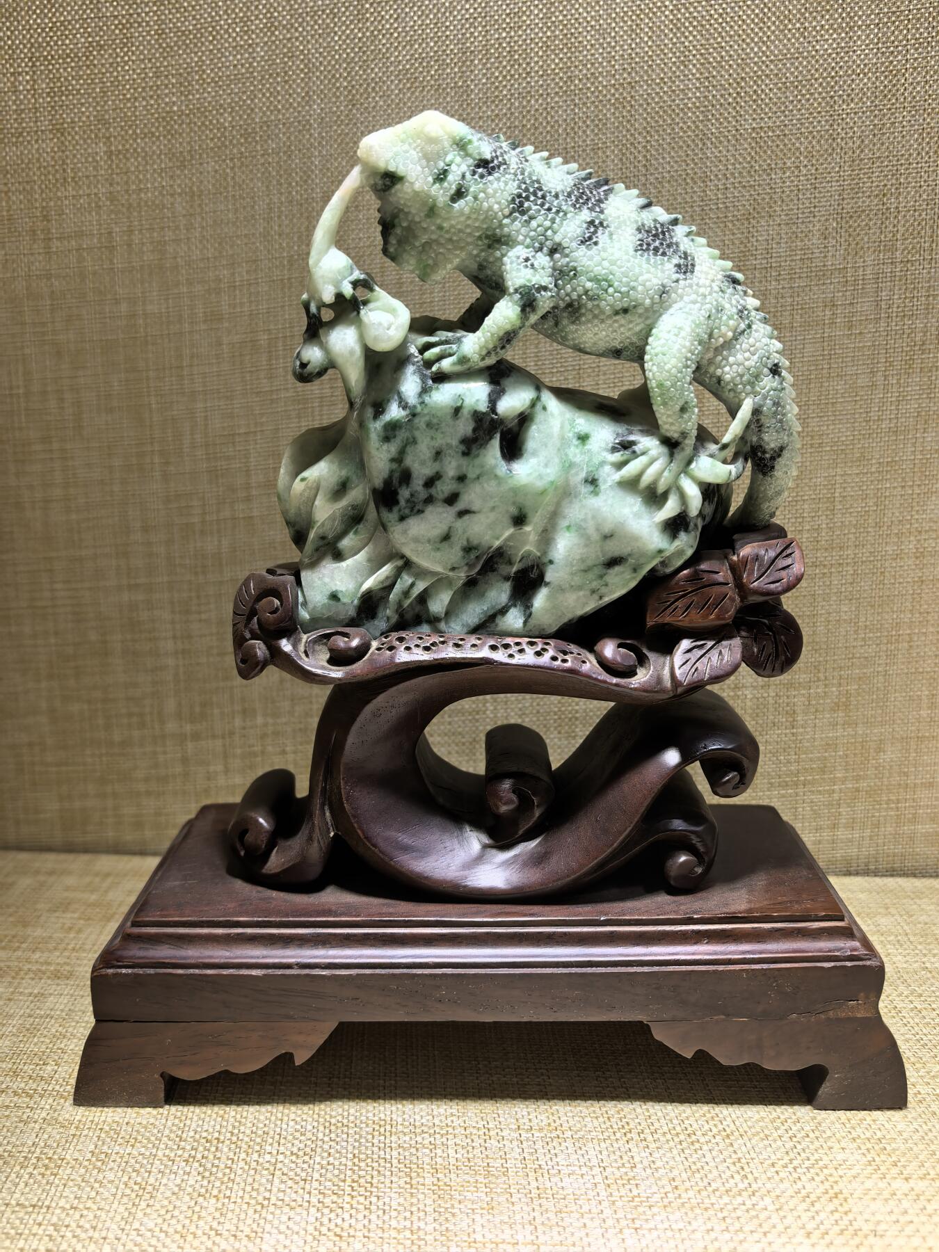 纯天然翡翠，今非昔比、步步高升、生生不息摆件，“蜥”谐音“吸亿”，有吸纳财富之意；另因其古称“土龙”，也带有吉祥、平安的象征。含底座高21.7cm宽17.8cm厚8cm乔迁，办公，最佳馈赠伴手礼。