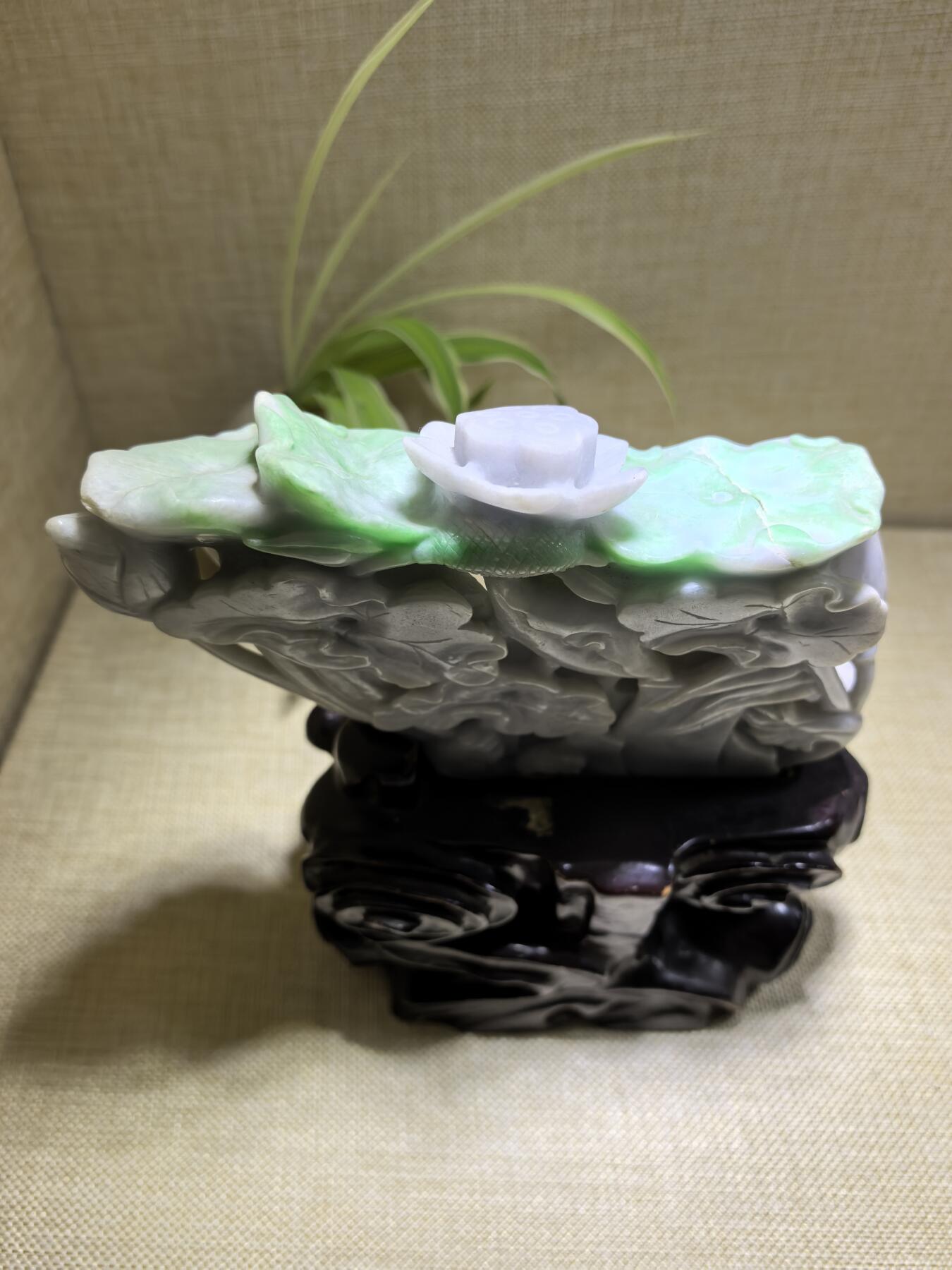 纯天然翡翠，翠绿加淡紫鸳鸯摆件，寓意美好，吉祥，新居乔迁，馈赠新人最佳伴手礼。含底座高19cm*宽16cm*厚8cm