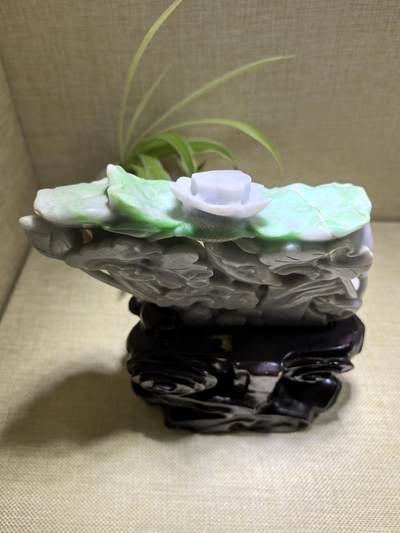 纯天然翡翠，翠绿加淡紫鸳鸯摆件，寓意美好，吉祥，新居乔迁，馈赠新人最佳伴手礼。含底座高19cm*宽16cm*厚8cm