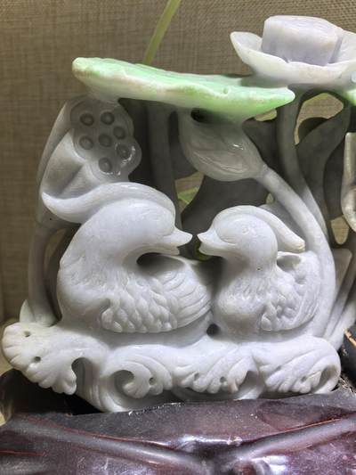 纯天然翡翠，翠绿加淡紫鸳鸯摆件，寓意美好，吉祥，新居乔迁，馈赠新人最佳伴手礼。含底座高19cm*宽16cm*厚8cm