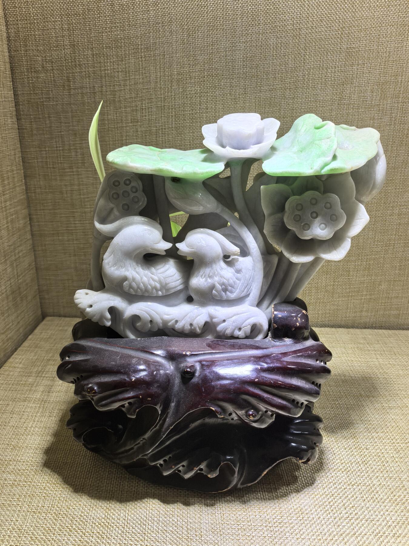 纯天然翡翠，翠绿加淡紫鸳鸯摆件，寓意美好，吉祥，新居乔迁，馈赠新人最佳伴手礼。含底座高19cm*宽16cm*厚8cm