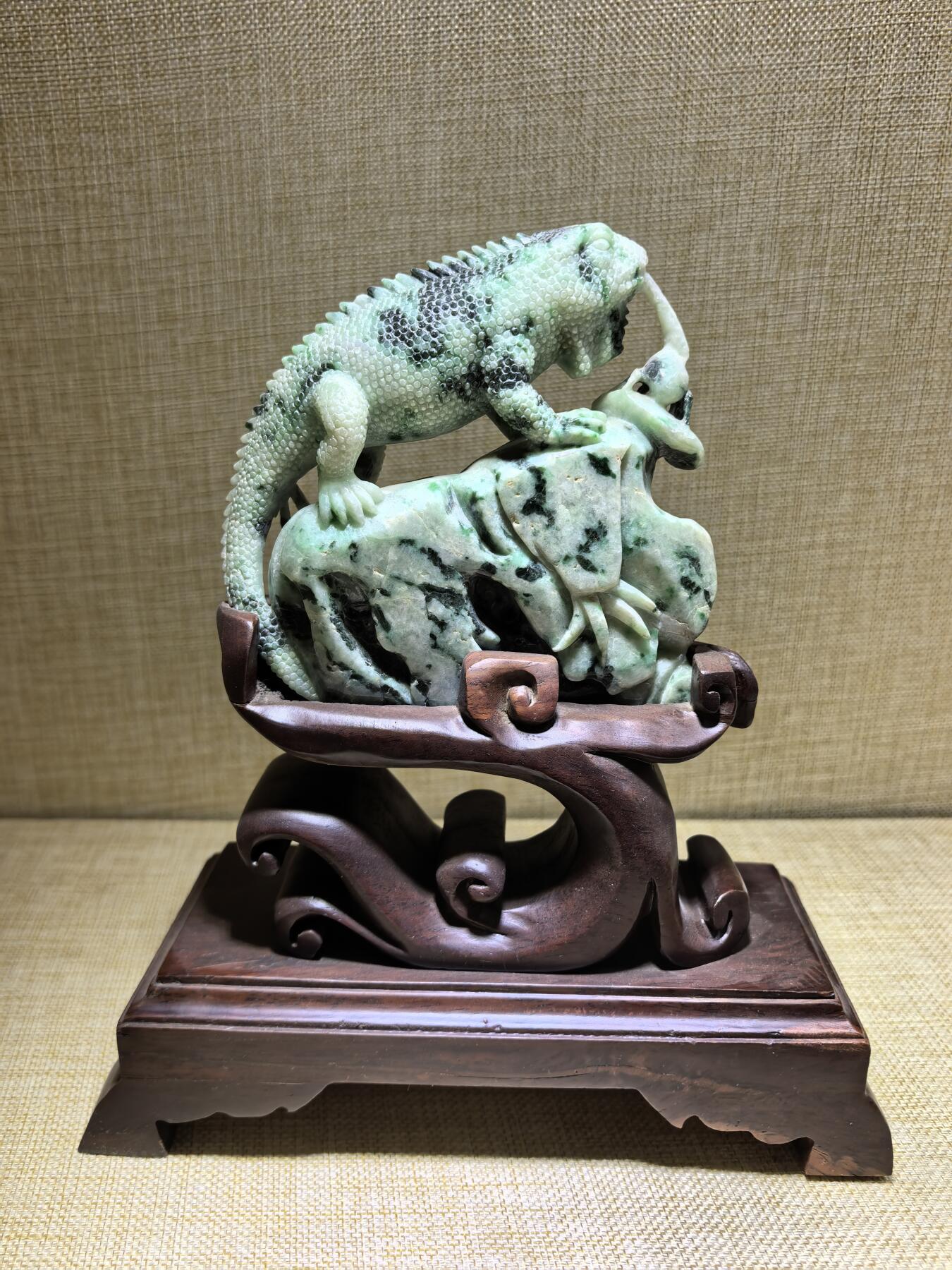 纯天然翡翠，今非昔比、步步高升、生生不息摆件，“蜥”谐音“吸亿”，有吸纳财富之意；另因其古称“土龙”，也带有吉祥、平安的象征。含底座高21.7cm宽17.8cm厚8cm乔迁，办公，最佳馈赠伴手礼。