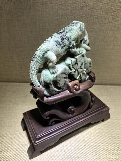 纯天然翡翠，今非昔比、步步高升、生生不息摆件，“蜥”谐音“吸亿”，有吸纳财富之意；另因其古称“土龙”，也带有吉祥、平安的象征。含底座高21.7cm宽17.8cm厚8cm乔迁，办公，最佳馈赠伴手礼。