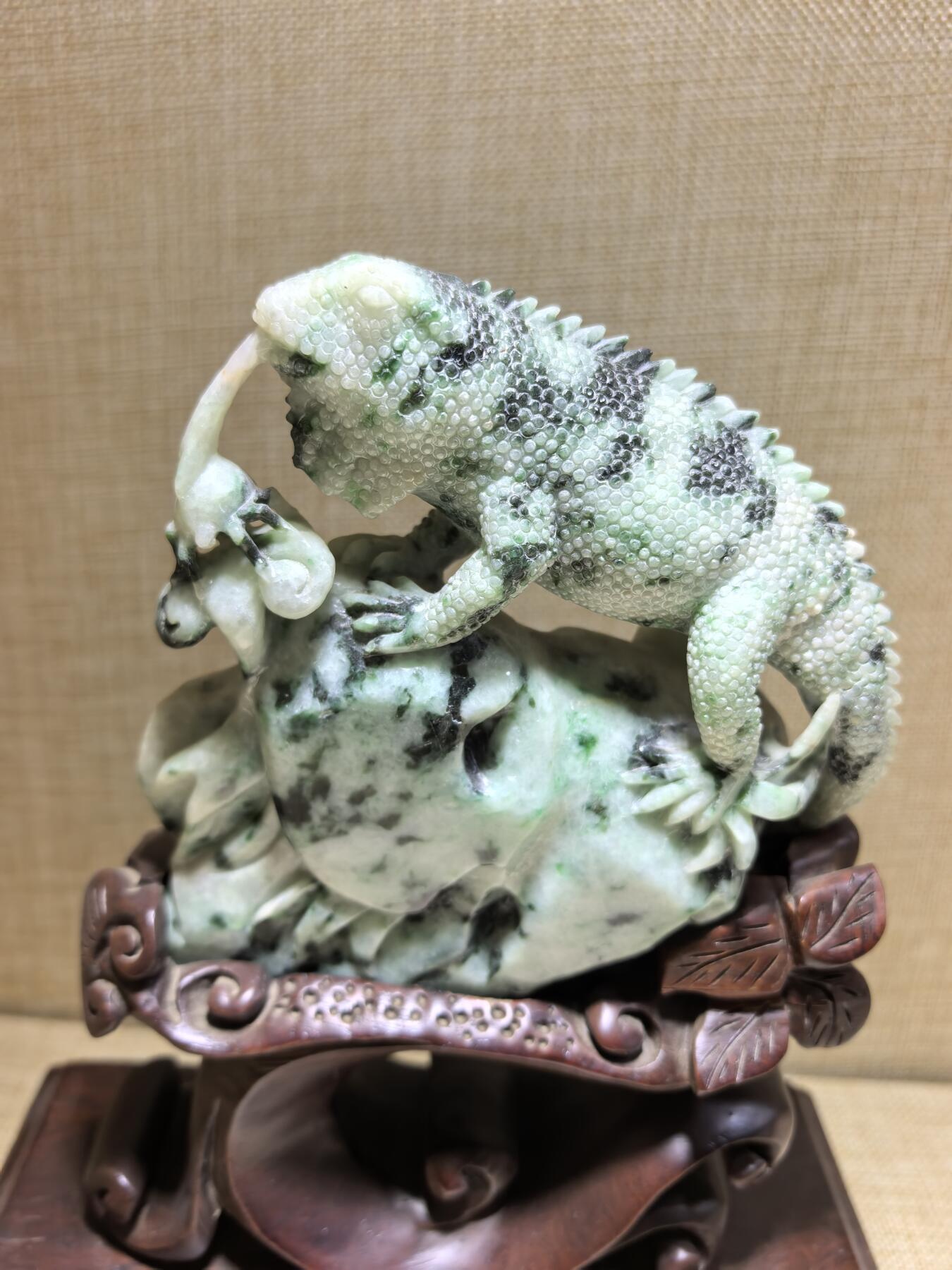 纯天然翡翠，今非昔比、步步高升、生生不息摆件，“蜥”谐音“吸亿”，有吸纳财富之意；另因其古称“土龙”，也带有吉祥、平安的象征。含底座高21.7cm宽17.8cm厚8cm乔迁，办公，最佳馈赠伴手礼。