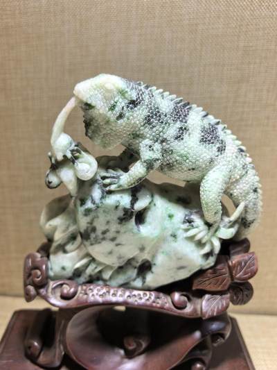 纯天然翡翠，今非昔比、步步高升、生生不息摆件，“蜥”谐音“吸亿”，有吸纳财富之意；另因其古称“土龙”，也带有吉祥、平安的象征。含底座高21.7cm宽17.8cm厚8cm乔迁，办公，最佳馈赠伴手礼。