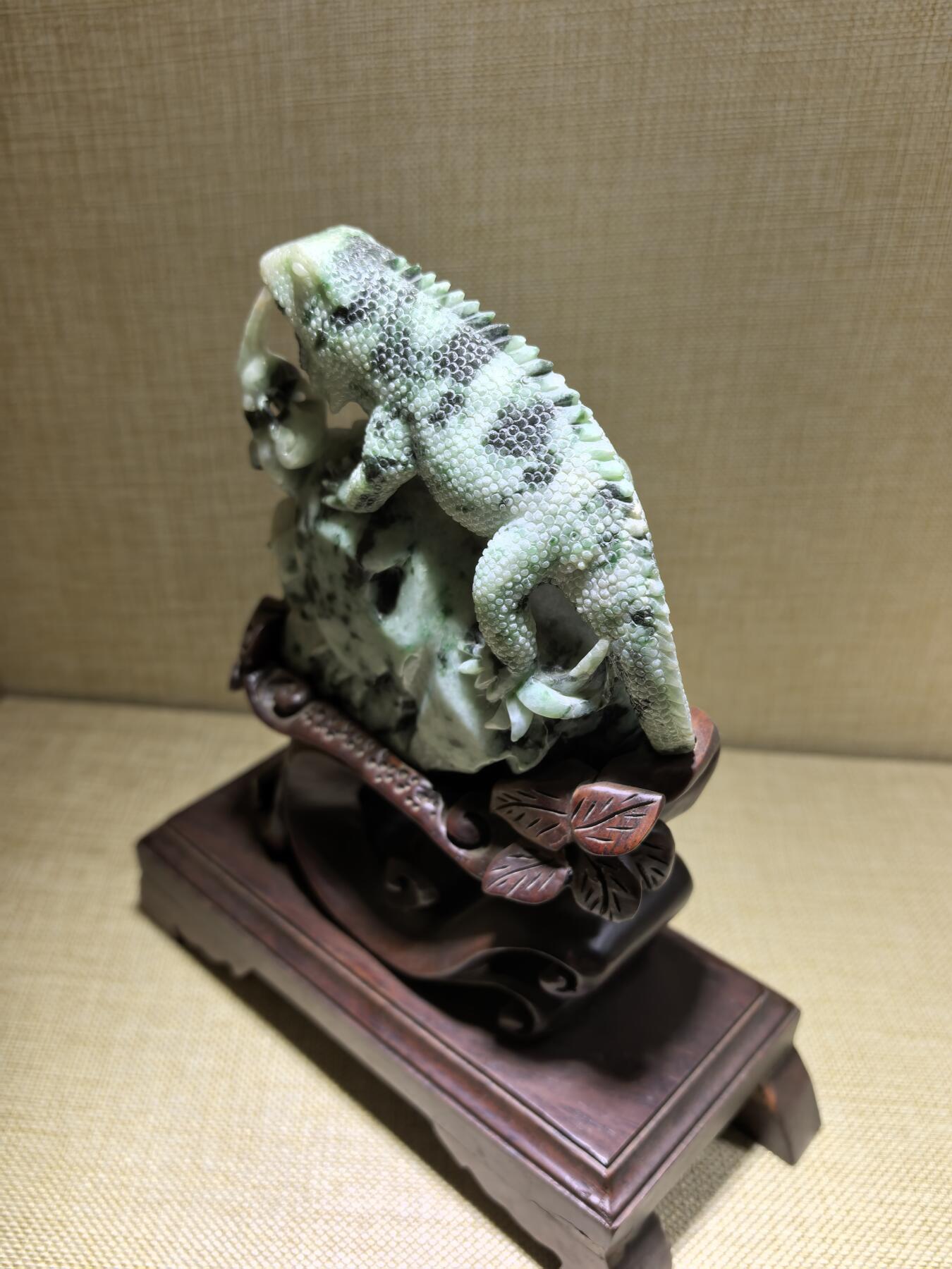 纯天然翡翠，今非昔比、步步高升、生生不息摆件，“蜥”谐音“吸亿”，有吸纳财富之意；另因其古称“土龙”，也带有吉祥、平安的象征。含底座高21.7cm宽17.8cm厚8cm乔迁，办公，最佳馈赠伴手礼。