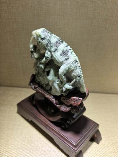 纯天然翡翠，今非昔比、步步高升、生生不息摆件，“蜥”谐音“吸亿”，有吸纳财富之意；另因其古称“土龙”，也带有吉祥、平安的象征。含底座高21.7cm宽17.8cm厚8cm乔迁，办公，最佳馈赠伴手礼。