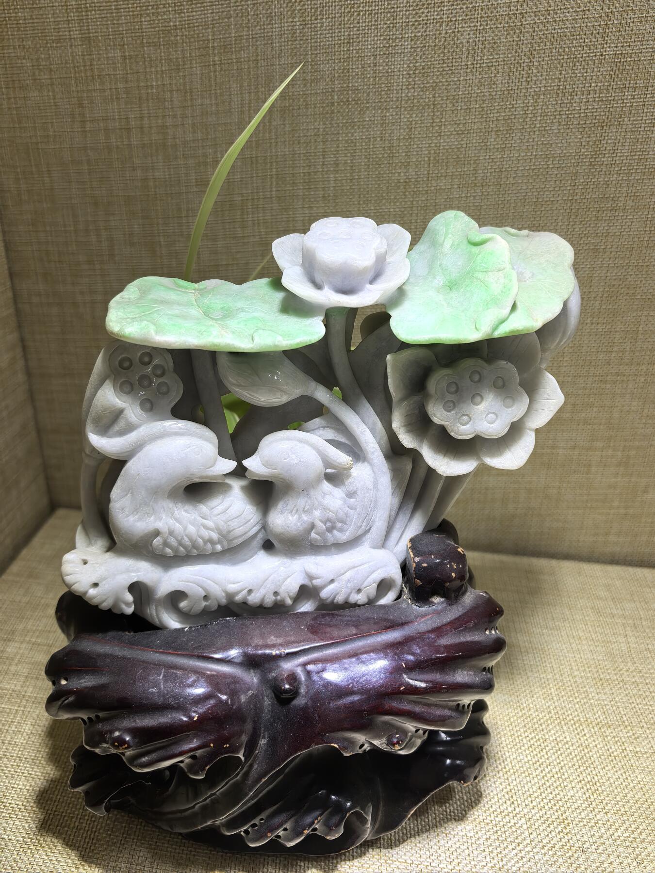 纯天然翡翠，翠绿加淡紫鸳鸯摆件，寓意美好，吉祥，新居乔迁，馈赠新人最佳伴手礼。含底座高19cm*宽16cm*厚8cm