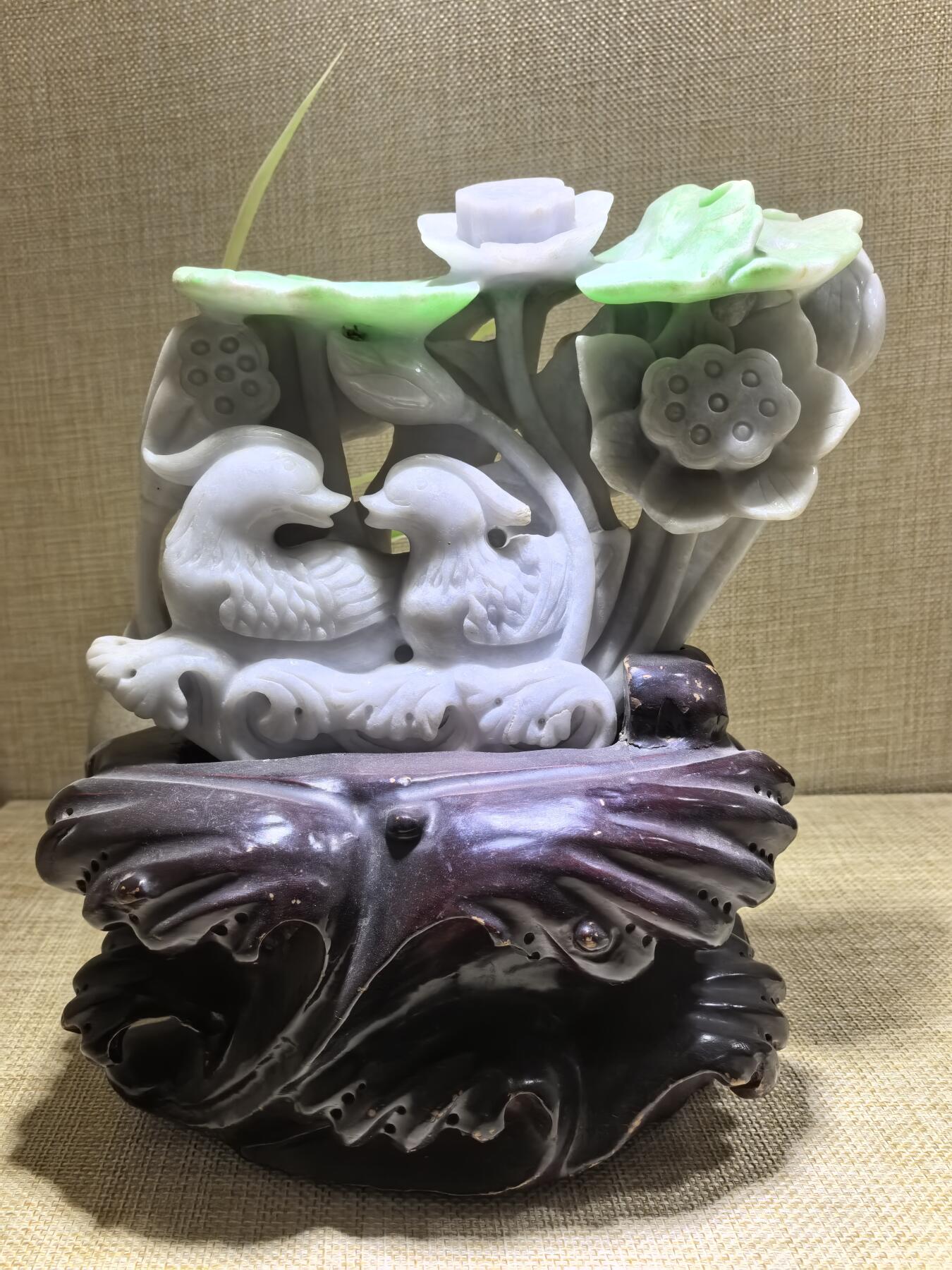 纯天然翡翠，翠绿加淡紫鸳鸯摆件，寓意美好，吉祥，新居乔迁，馈赠新人最佳伴手礼。含底座高19cm*宽16cm*厚8cm