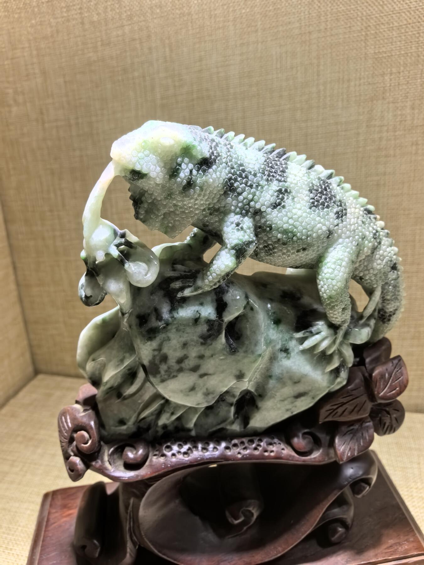 纯天然翡翠，今非昔比、步步高升、生生不息摆件，“蜥”谐音“吸亿”，有吸纳财富之意；另因其古称“土龙”，也带有吉祥、平安的象征。含底座高21.7cm宽17.8cm厚8cm乔迁，办公，最佳馈赠伴手礼。