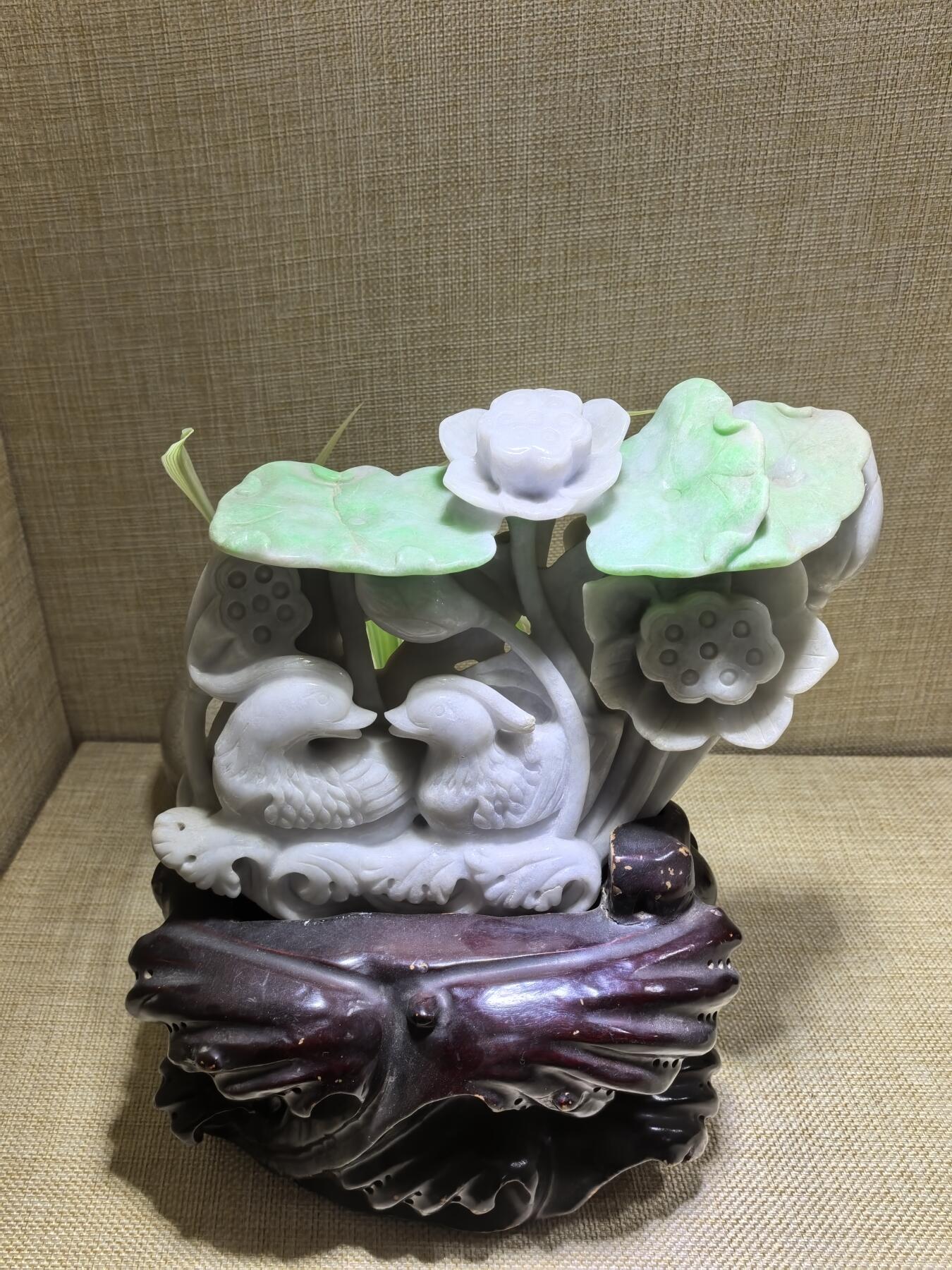 纯天然翡翠，翠绿加淡紫鸳鸯摆件，寓意美好，吉祥，新居乔迁，馈赠新人最佳伴手礼。含底座高19cm*宽16cm*厚8cm