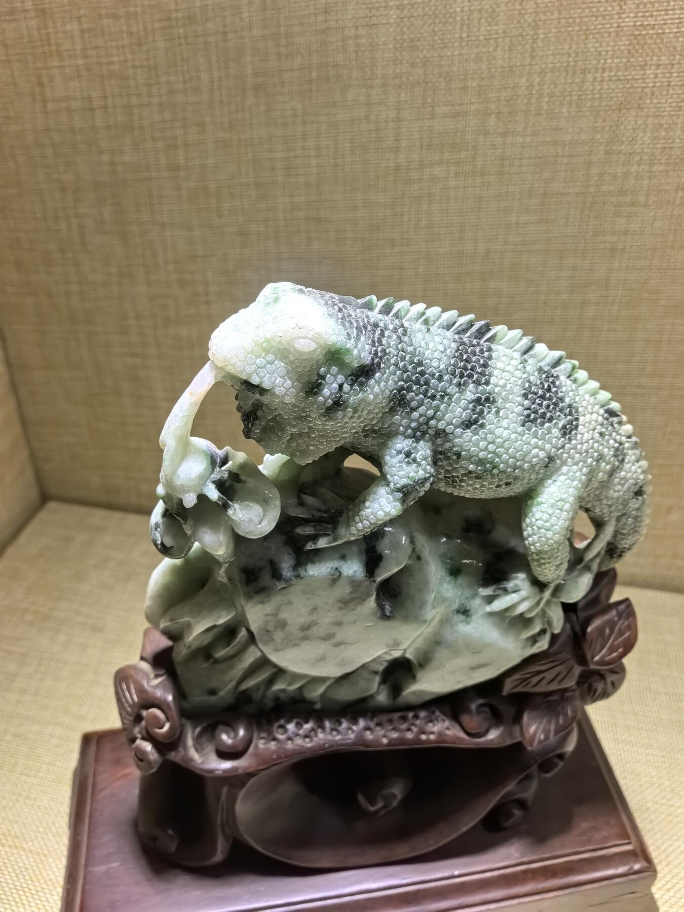 纯天然翡翠，今非昔比、步步高升、生生不息摆件，“蜥”谐音“吸亿”，有吸纳财富之意；另因其古称“土龙”，也带有吉祥、平安的象征。含底座高21.7cm宽17.8cm厚8cm乔迁，办公，最佳馈赠伴手礼。