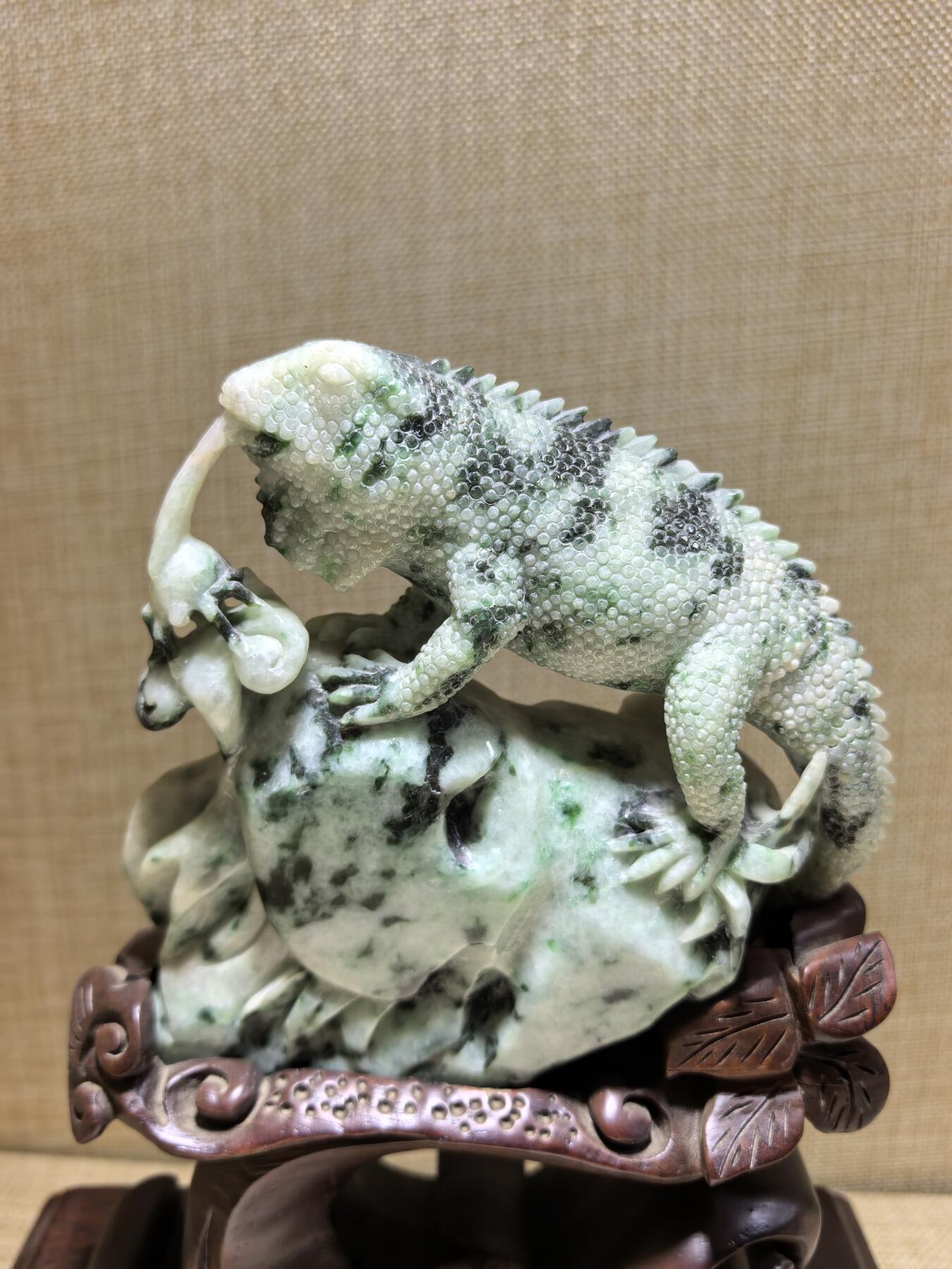 纯天然翡翠，今非昔比、步步高升、生生不息摆件，“蜥”谐音“吸亿”，有吸纳财富之意；另因其古称“土龙”，也带有吉祥、平安的象征。含底座高21.7cm宽17.8cm厚8cm乔迁，办公，最佳馈赠伴手礼。