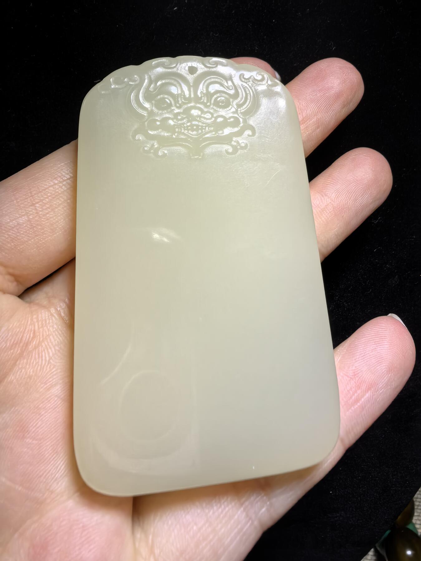 新疆米黄玉平安无事牌男款吊坠挂件，玉质温润细腻，霸气十足。平平安安，尺寸:6.4cm*3.8cm*1.0cm克重:61.1g