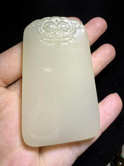 新疆米黄玉平安无事牌男款吊坠挂件，玉质温润细腻，霸气十足。平平安安，尺寸:6.4cm*3.8cm*1.0cm克重:61.1g