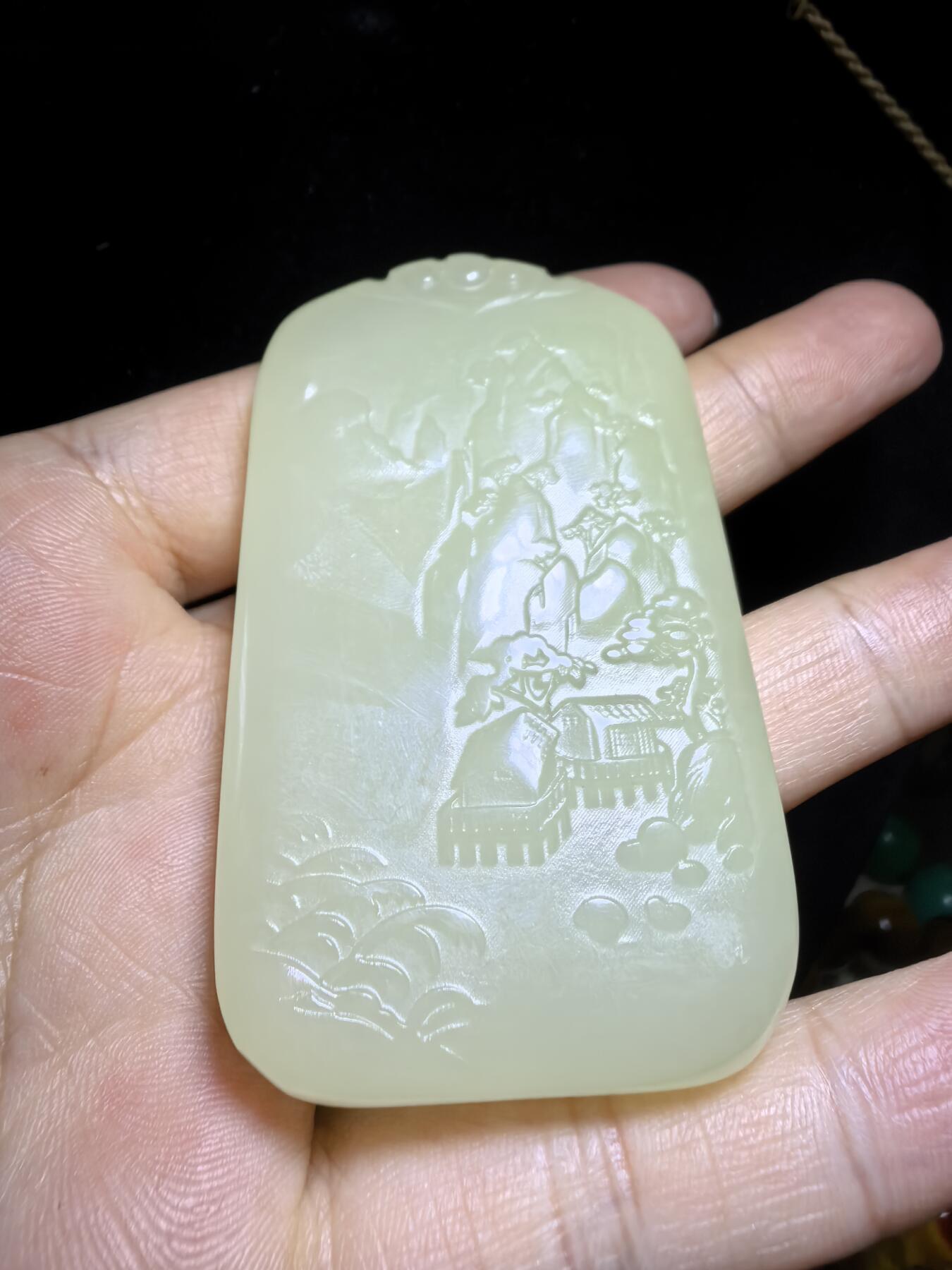 新疆米黄玉双面精雕山水人家男款吊坠挂件。玉质油润细腻脂粉十足，尺寸:6.3cm*3.8cm*0.9cm克重:53.6g