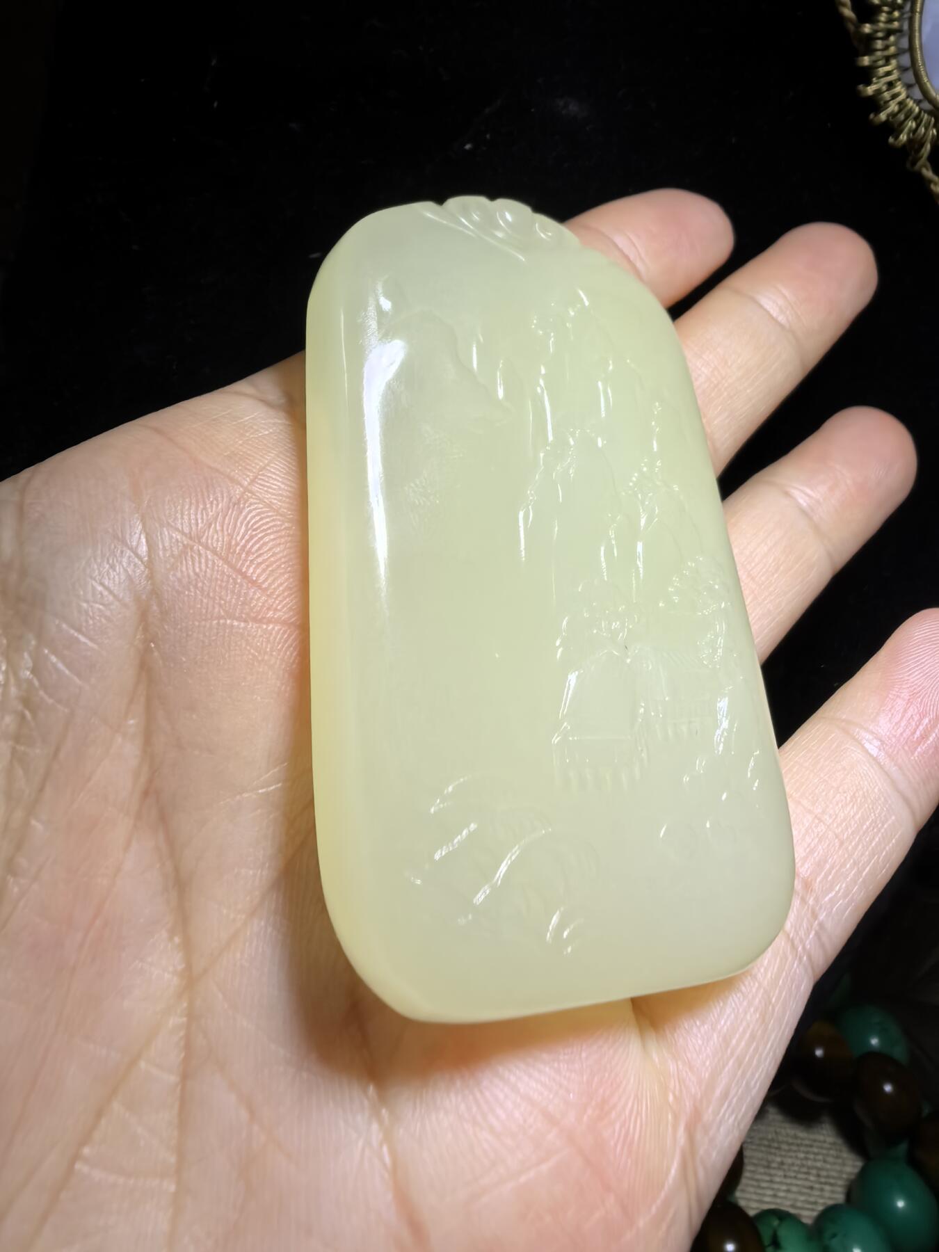 新疆米黄玉双面精雕山水人家男款吊坠挂件。玉质油润细腻脂粉十足，尺寸:6.3cm*3.8cm*0.9cm克重:53.6g