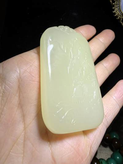 新疆米黄玉双面精雕山水人家男款吊坠挂件。玉质油润细腻脂粉十足，尺寸:6.3cm*3.8cm*0.9cm克重:53.6g