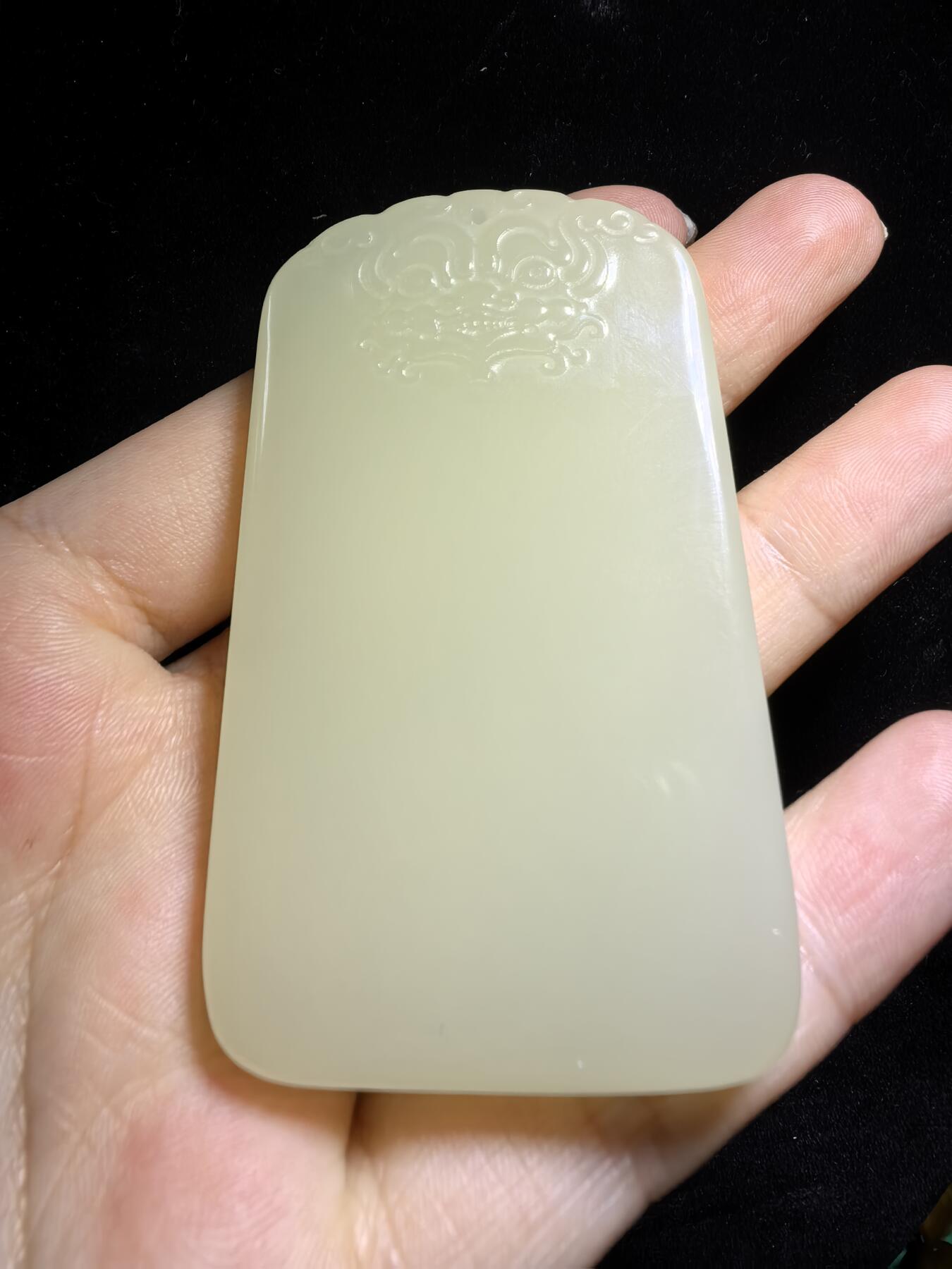 新疆米黄玉平安无事牌男款吊坠挂件，玉质温润细腻，霸气十足。平平安安，尺寸:6.4cm*3.8cm*1.0cm克重:61.1g