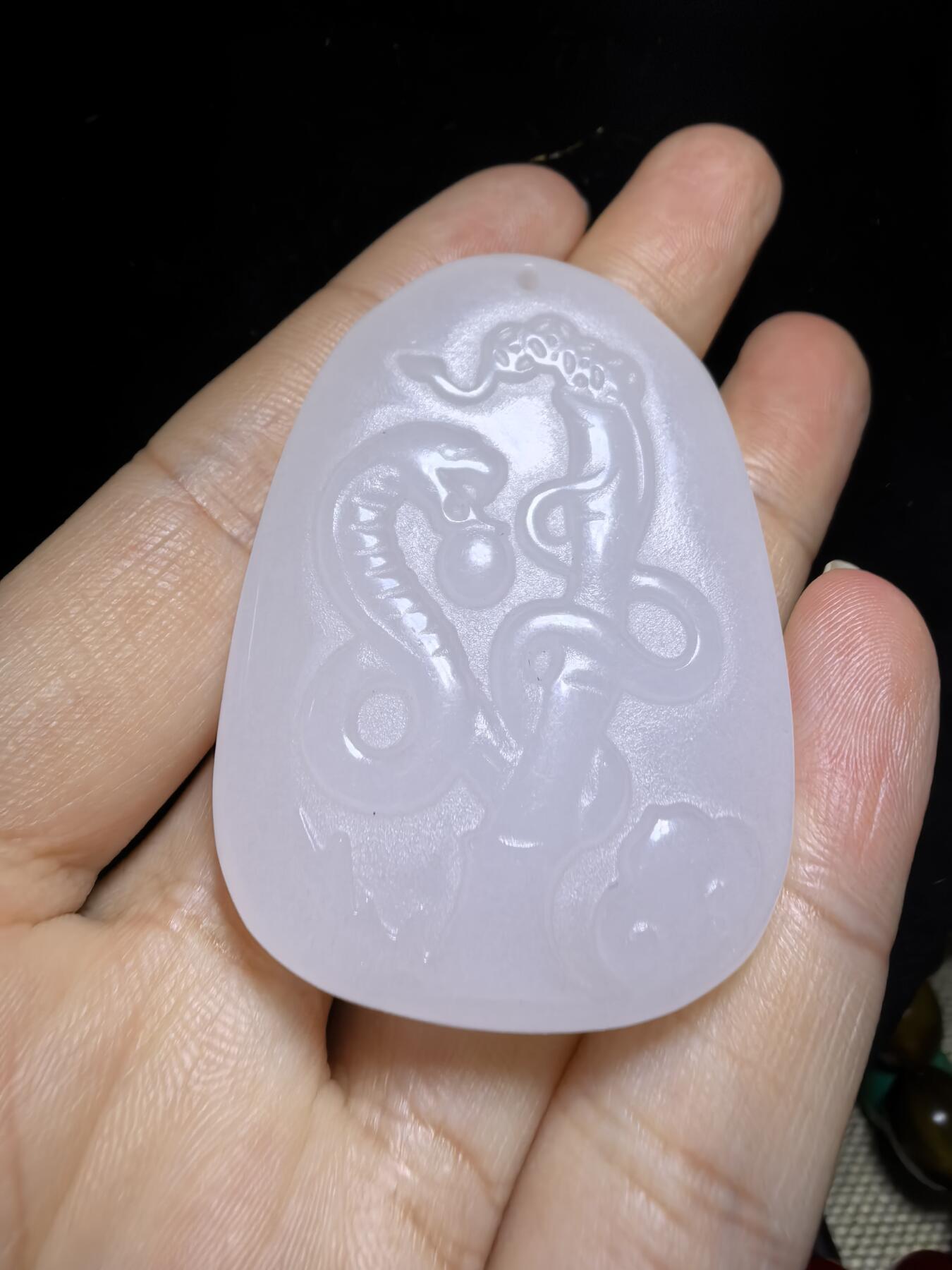 脂白级白玉普贤菩萨蛇牌吊坠挂件男女款，双面雕刻，脂白油润，精雕细琢，尺寸:4.8*3.4*1.0cm克重:27.2g
