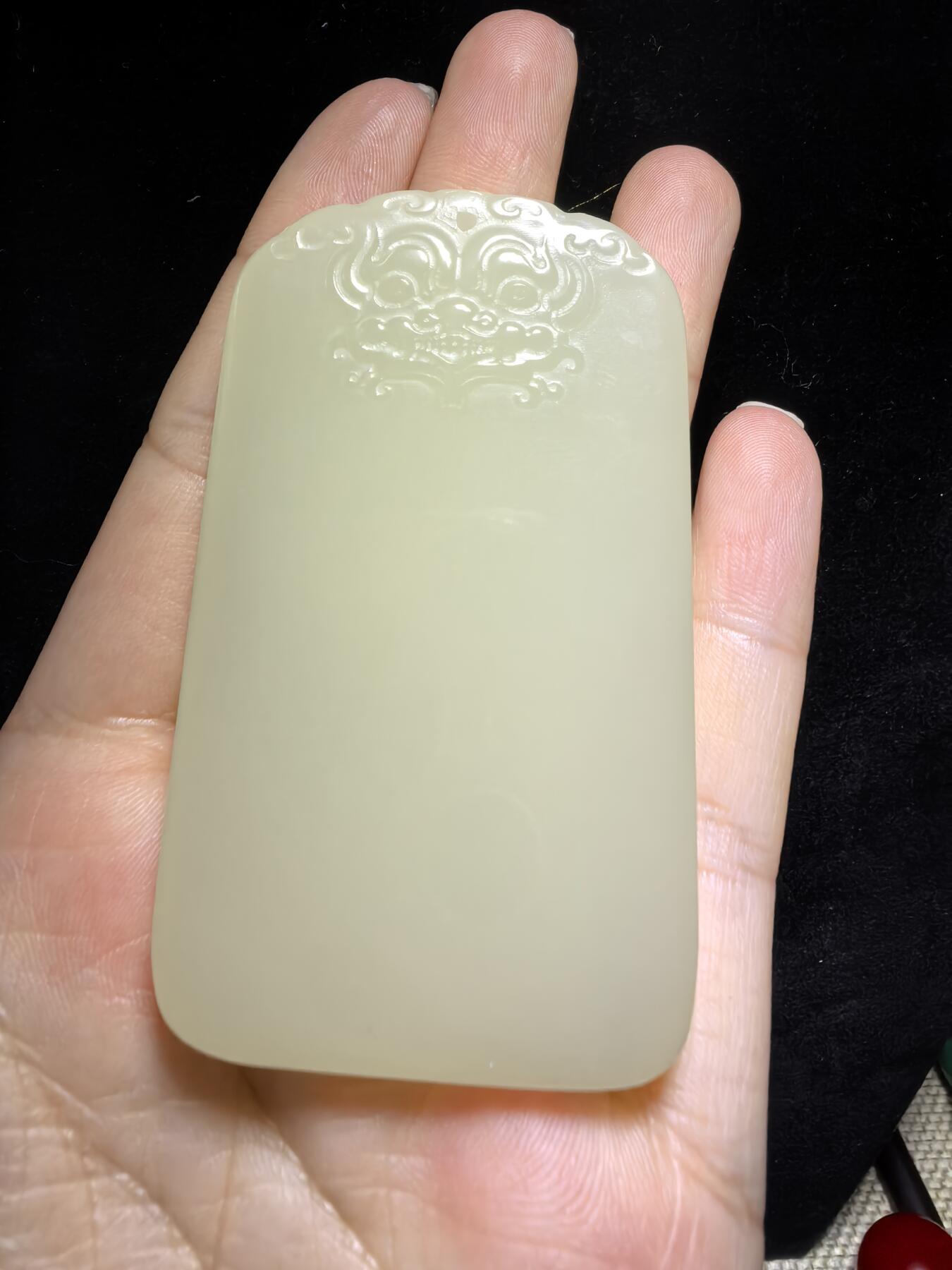 新疆米黄玉平安无事牌男款吊坠挂件，玉质温润细腻，霸气十足。平平安安，尺寸:6.4cm*3.8cm*1.0cm克重:61.1g