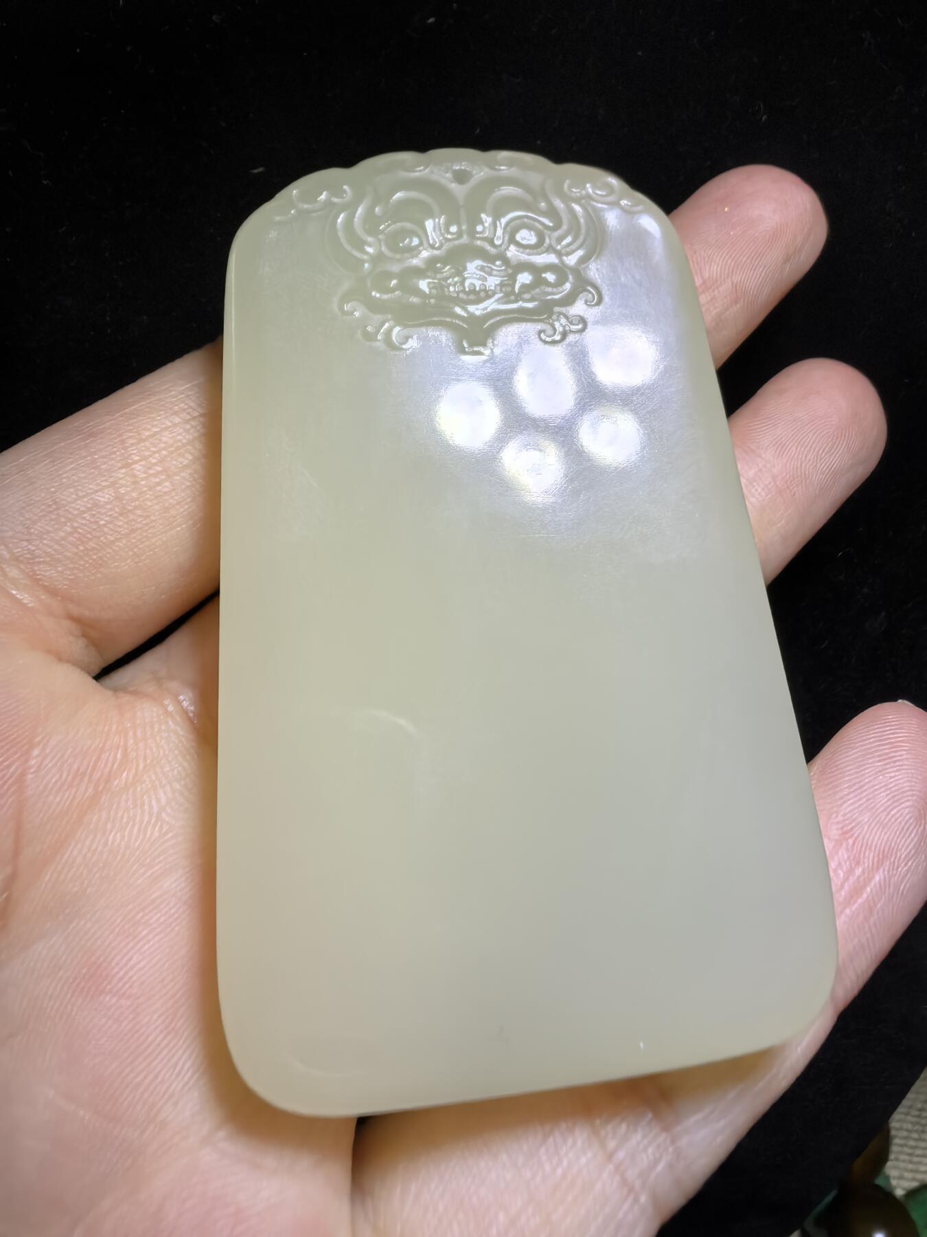 新疆米黄玉平安无事牌男款吊坠挂件，玉质温润细腻，霸气十足。平平安安，尺寸:6.4cm*3.8cm*1.0cm克重:61.1g