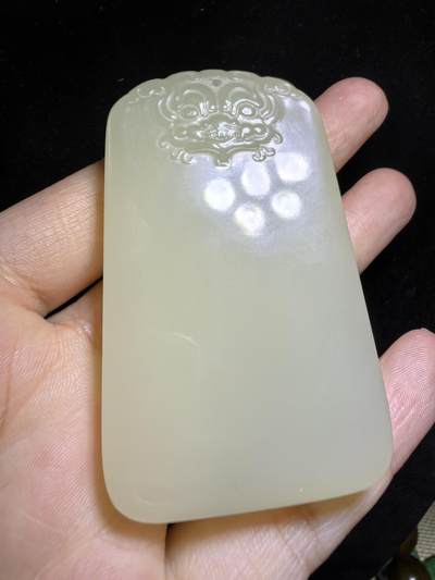 新疆米黄玉平安无事牌男款吊坠挂件，玉质温润细腻，霸气十足。平平安安，尺寸:6.4cm*3.8cm*1.0cm克重:61.1g