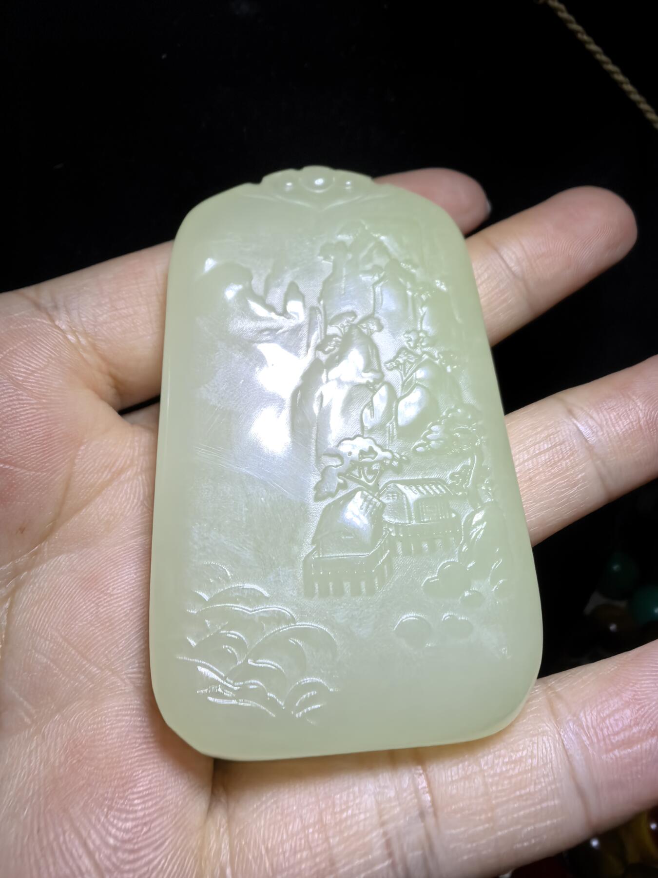 新疆米黄玉双面精雕山水人家男款吊坠挂件。玉质油润细腻脂粉十足，尺寸:6.3cm*3.8cm*0.9cm克重:53.6g