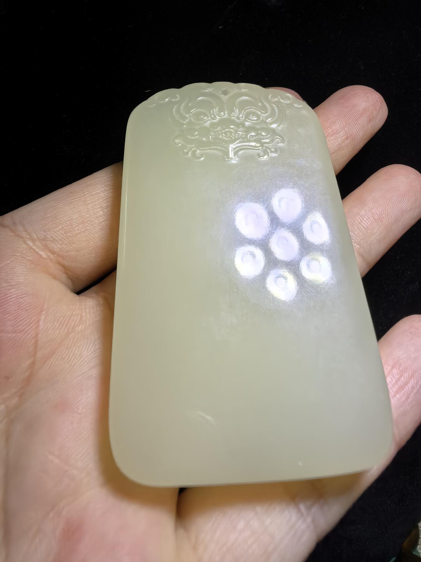 新疆米黄玉平安无事牌男款吊坠挂件，玉质温润细腻，霸气十足。平平安安，尺寸:6.4cm*3.8cm*1.0cm克重:61.1g