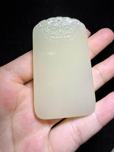 新疆米黄玉平安无事牌男款吊坠挂件，玉质温润细腻，霸气十足。平平安安，尺寸:6.4cm*3.8cm*1.0cm克重:61.1g