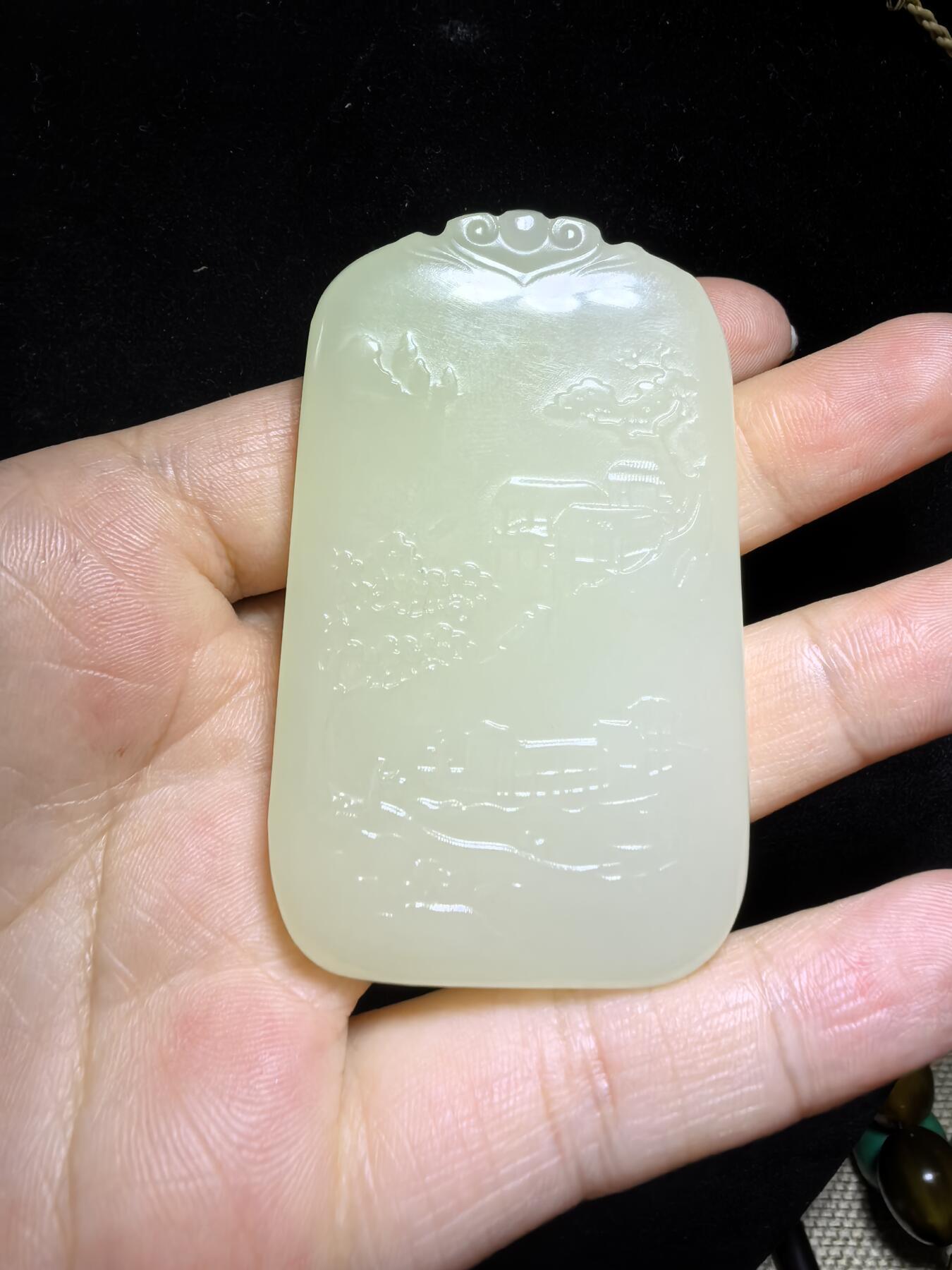 新疆米黄玉双面精雕山水人家男款吊坠挂件。玉质油润细腻脂粉十足，尺寸:6.3cm*3.8cm*0.9cm克重:53.6g