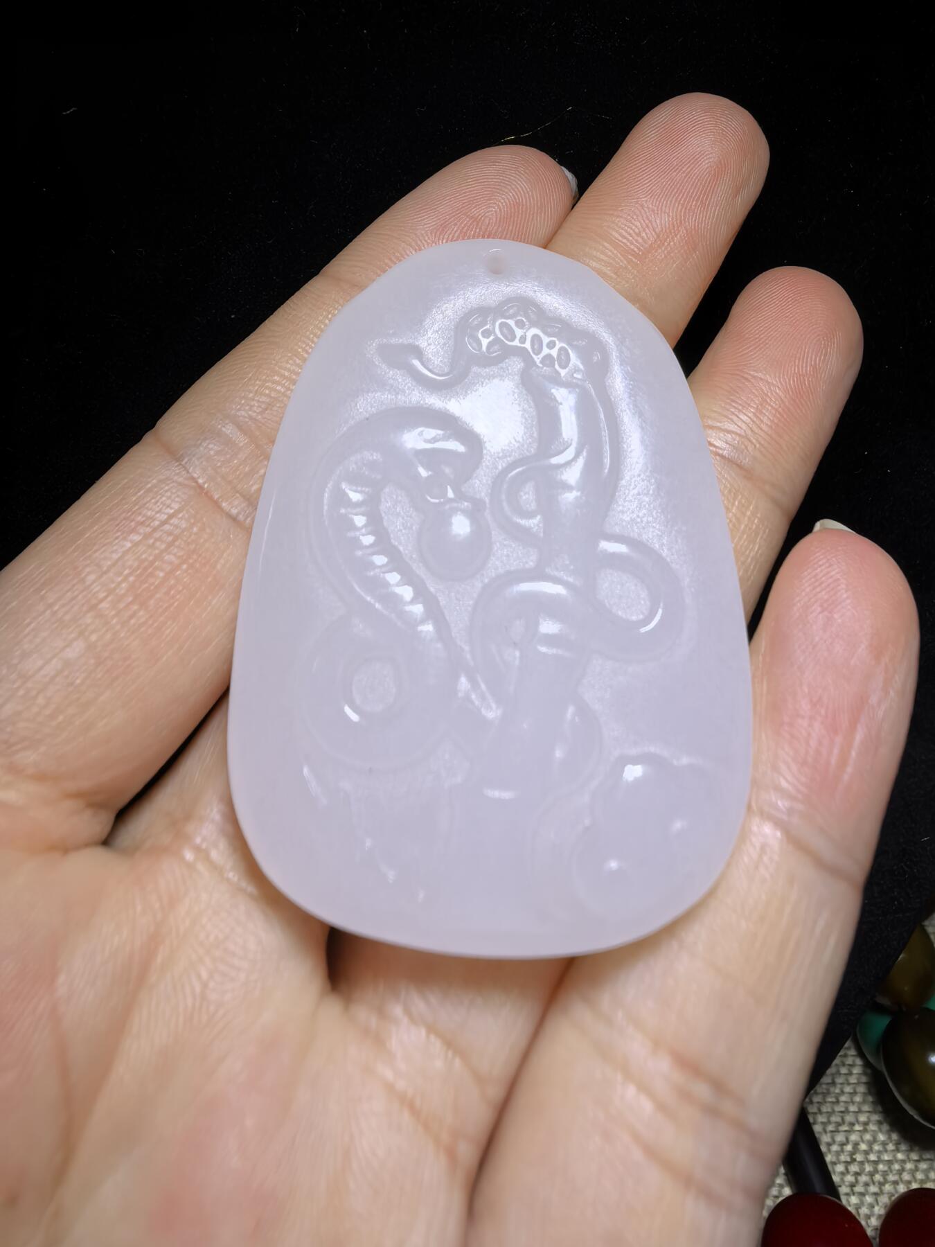 脂白级白玉普贤菩萨蛇牌吊坠挂件男女款，双面雕刻，脂白油润，精雕细琢，尺寸:4.8*3.4*1.0cm克重:27.2g