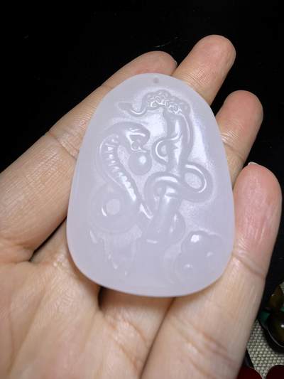 脂白级白玉普贤菩萨蛇牌吊坠挂件男女款，双面雕刻，脂白油润，精雕细琢，尺寸:4.8*3.4*1.0cm克重:27.2g