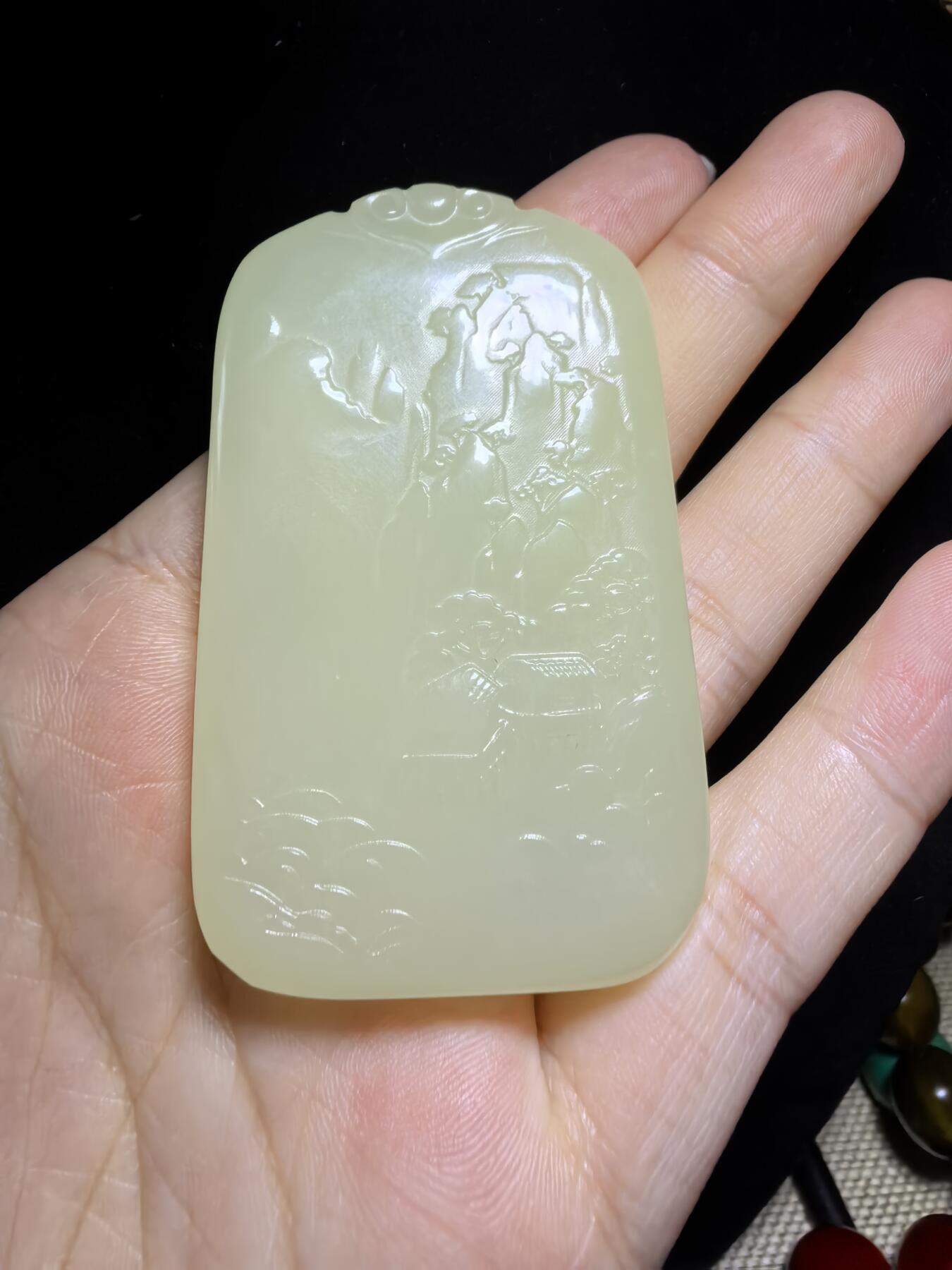 新疆米黄玉双面精雕山水人家男款吊坠挂件。玉质油润细腻脂粉十足，尺寸:6.3cm*3.8cm*0.9cm克重:53.6g