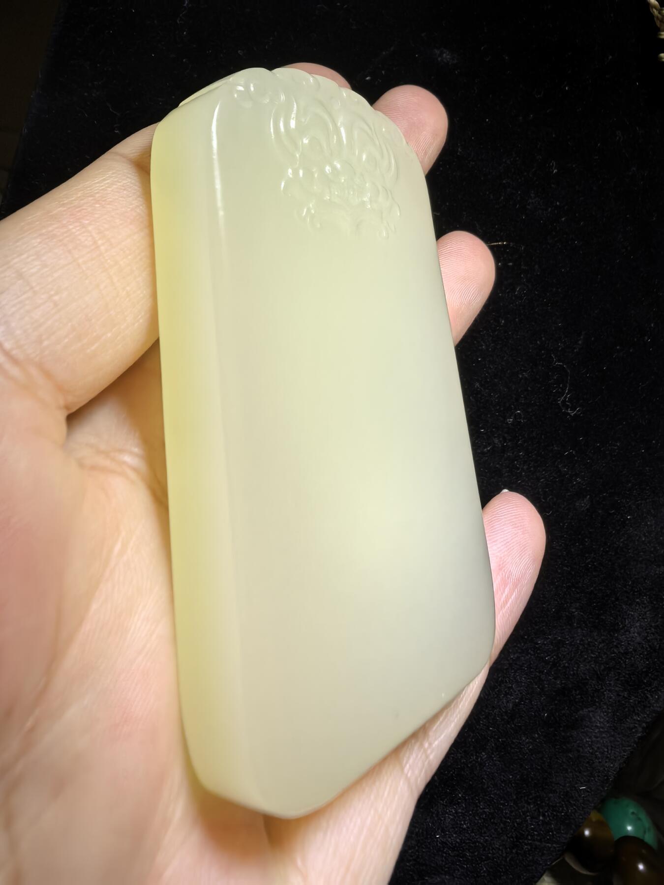 新疆米黄玉平安无事牌男款吊坠挂件，玉质温润细腻，霸气十足。平平安安，尺寸:6.4cm*3.8cm*1.0cm克重:61.1g