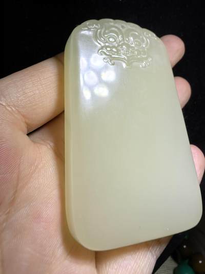 新疆米黄玉平安无事牌男款吊坠挂件，玉质温润细腻，霸气十足。平平安安，尺寸:6.4cm*3.8cm*1.0cm克重:61.1g