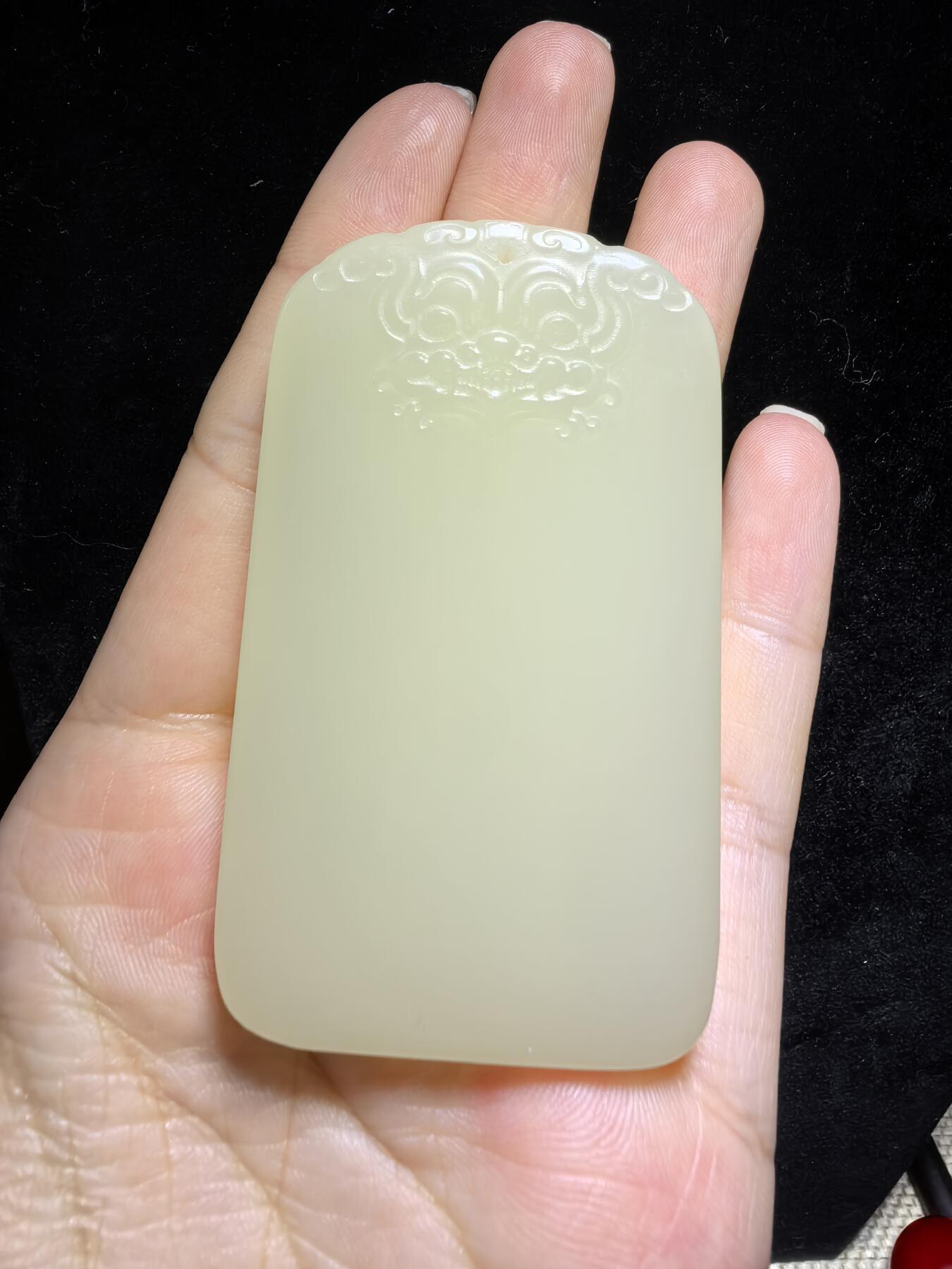 新疆米黄玉平安无事牌男款吊坠挂件，玉质温润细腻，霸气十足。平平安安，尺寸:6.4cm*3.8cm*1.0cm克重:61.1g